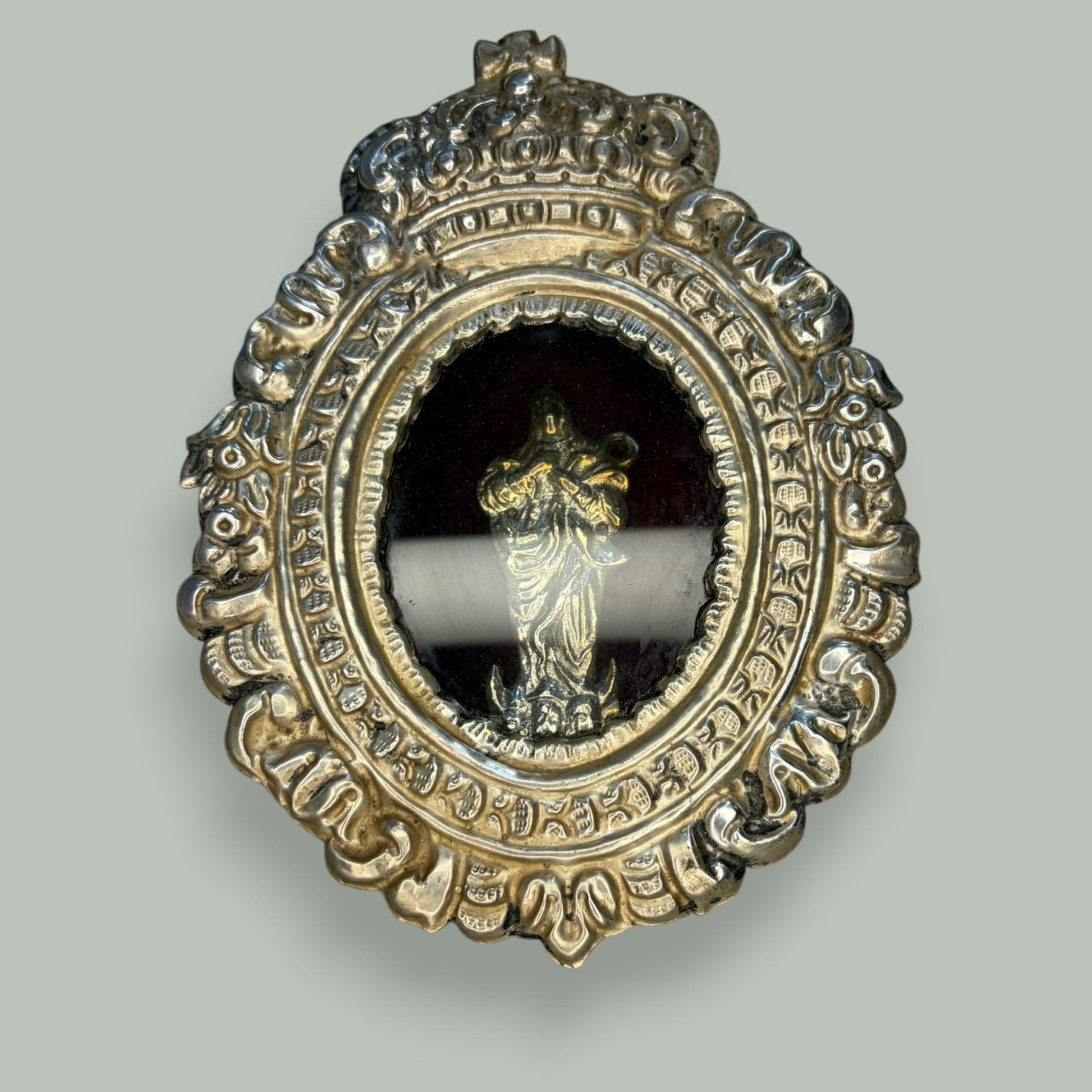 Relicario de metal plateado con imagen de la Virgen - Cositas Antiguas – La Guadaña, Anticuarios Online en Jerez , vender antigüedades, muebles antiguos