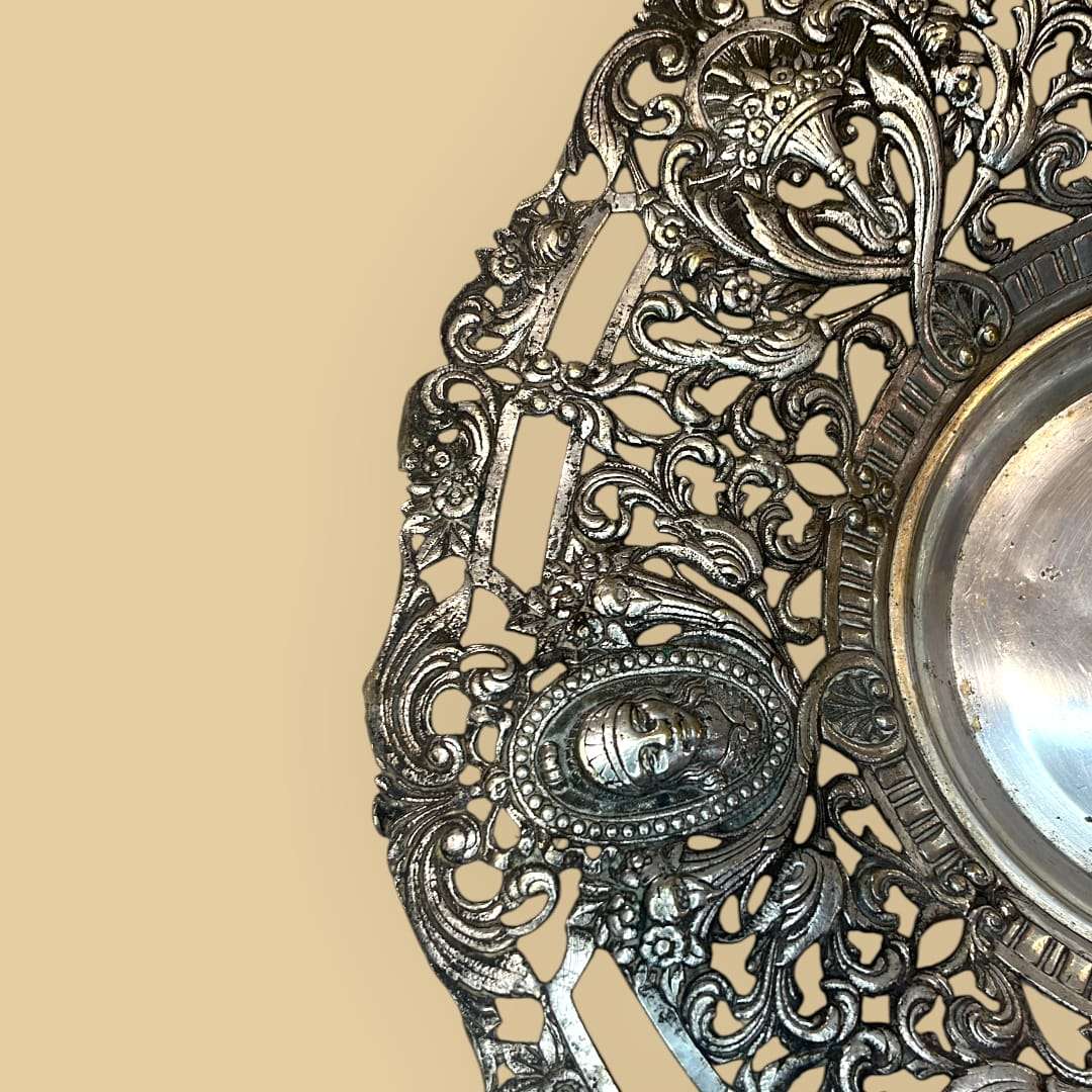 Plato de metal plateado con bordes ornamentales - Cositas Antiguas – La Guadaña, Anticuarios Online en Jerez , vender antigüedades, muebles antiguos