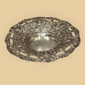 Plato de metal plateado con bordes ornamentales - Cositas Antiguas – La Guadaña, Anticuarios Online en Jerez , vender antigüedades, muebles antiguos