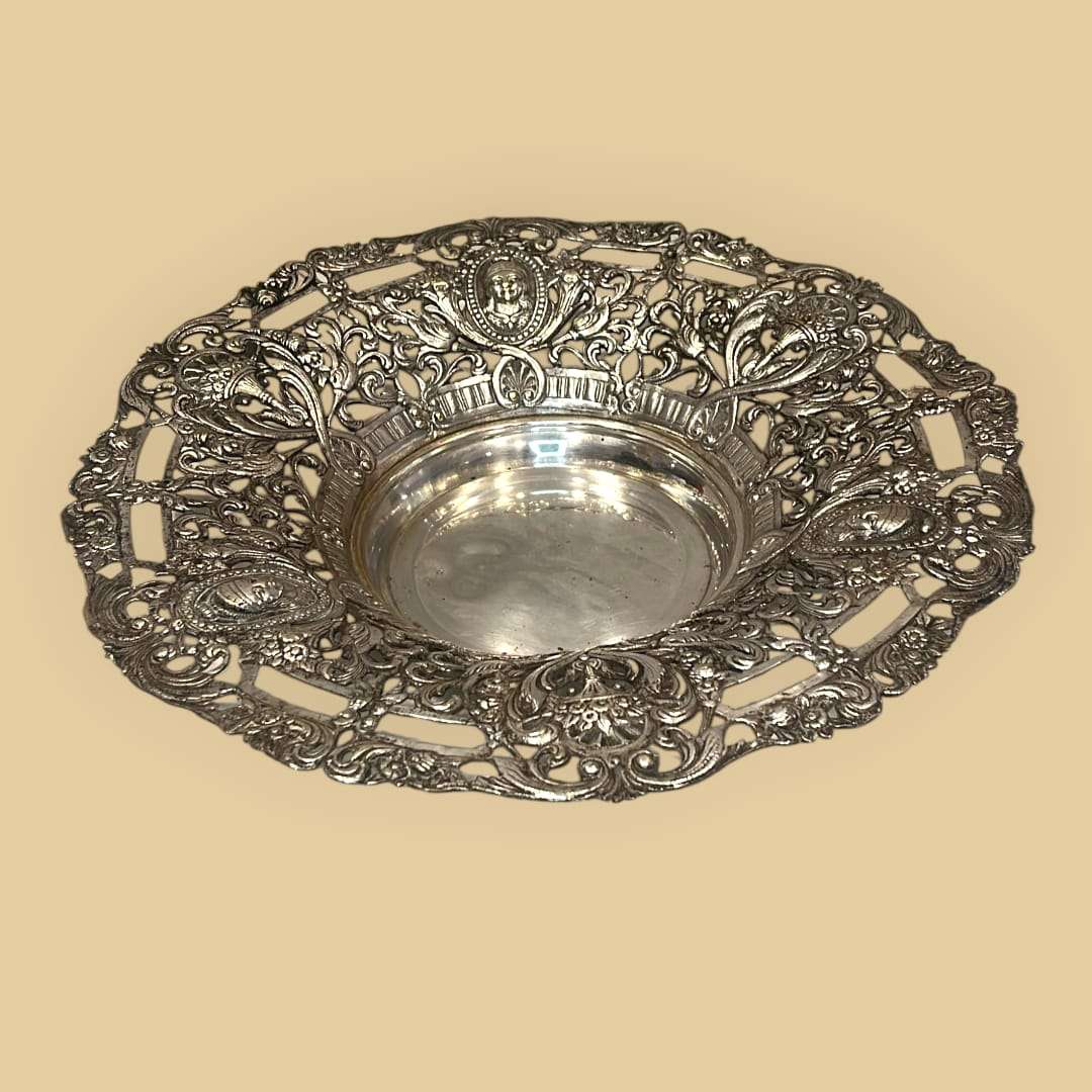 Plato de metal plateado con bordes ornamentales - Cositas Antiguas – La Guadaña, Anticuarios Online en Jerez , vender antigüedades, muebles antiguos