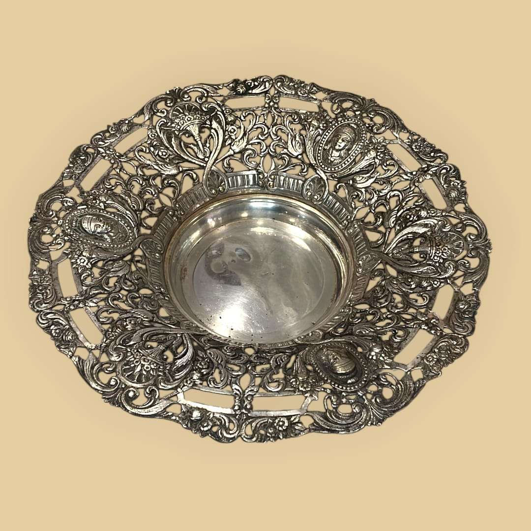 Plato de metal plateado con bordes ornamentales - Cositas Antiguas – La Guadaña, Anticuarios Online en Jerez , vender antigüedades, muebles antiguos