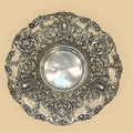 Plato de metal plateado con bordes ornamentales - Cositas Antiguas – La Guadaña, Anticuarios Online en Jerez , vender antigüedades, muebles antiguos