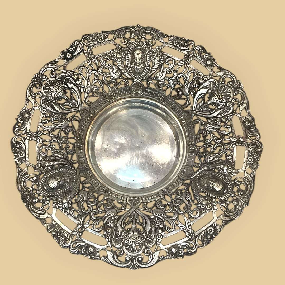 Plato de metal plateado con bordes ornamentales - Cositas Antiguas – La Guadaña, Anticuarios Online en Jerez , vender antigüedades, muebles antiguos