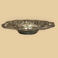 Plato de metal plateado con bordes ornamentales - Cositas Antiguas – La Guadaña, Anticuarios Online en Jerez , vender antigüedades, muebles antiguos