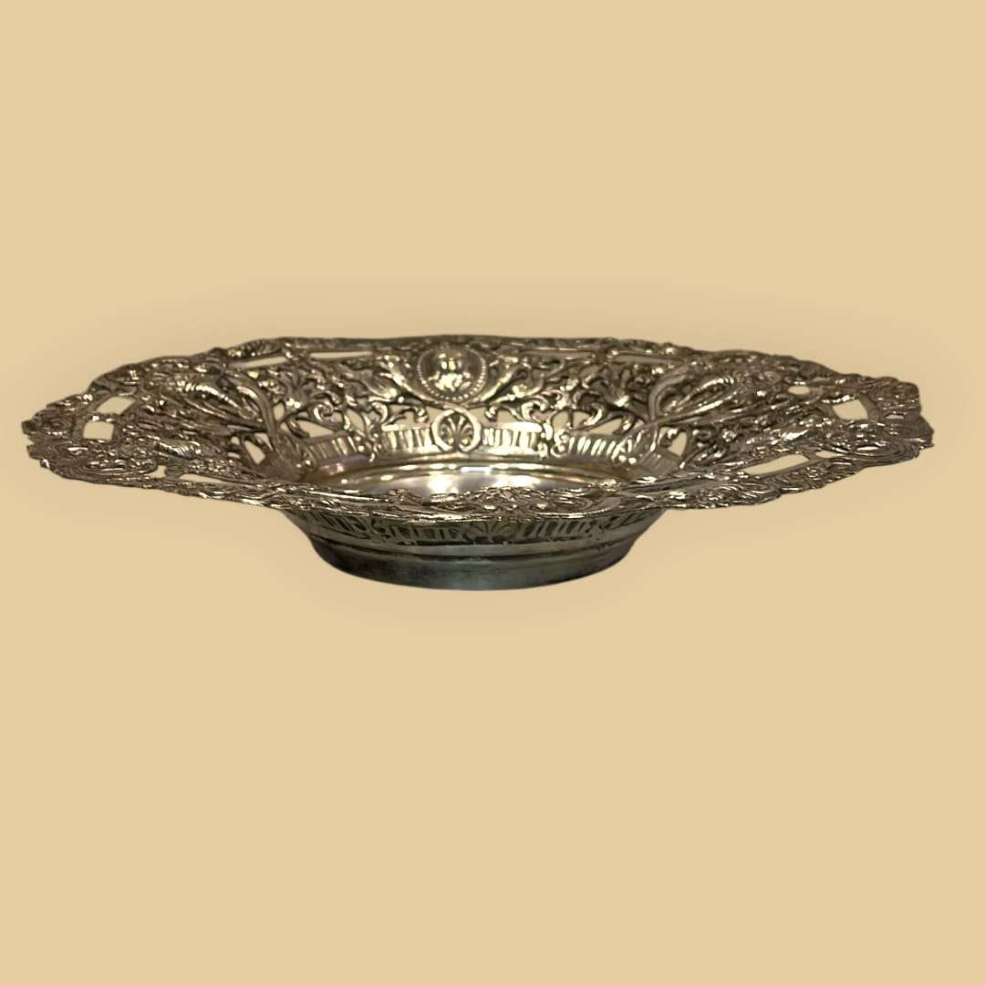 Plato de metal plateado con bordes ornamentales - Cositas Antiguas – La Guadaña, Anticuarios Online en Jerez , vender antigüedades, muebles antiguos