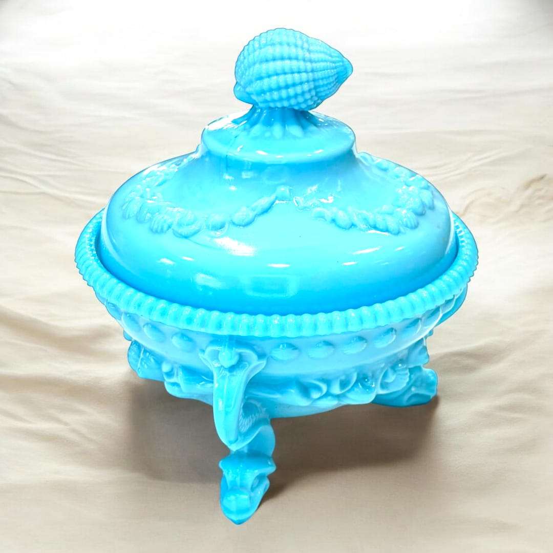 Bombonera de opalina celeste con tapa y patas - Cositas Antiguas – La Guadaña, Anticuarios Online en Jerez , vender antigüedades, muebles antiguos