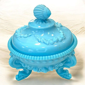 Bombonera de opalina celeste con tapa y patas - Cositas Antiguas – La Guadaña, Anticuarios Online en Jerez , vender antigüedades, muebles antiguos