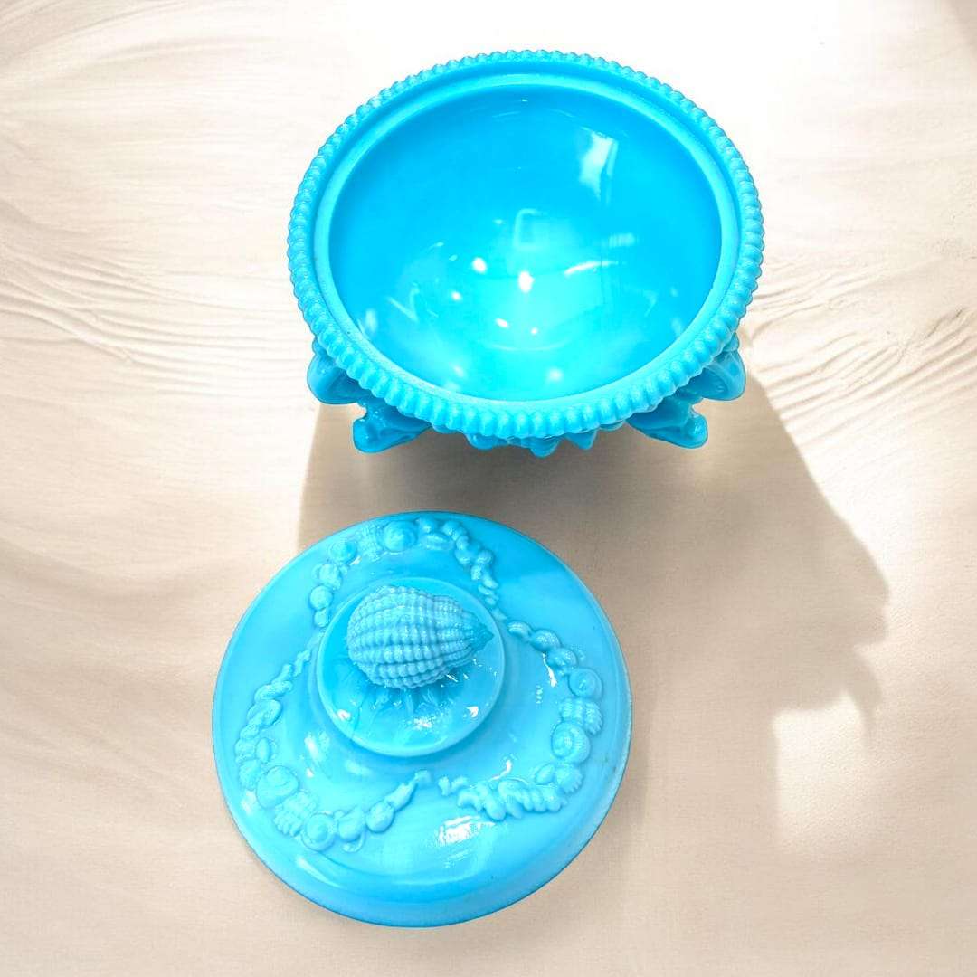 Bombonera de opalina celeste con tapa y patas - Cositas Antiguas – La Guadaña, Anticuarios Online en Jerez , vender antigüedades, muebles antiguos