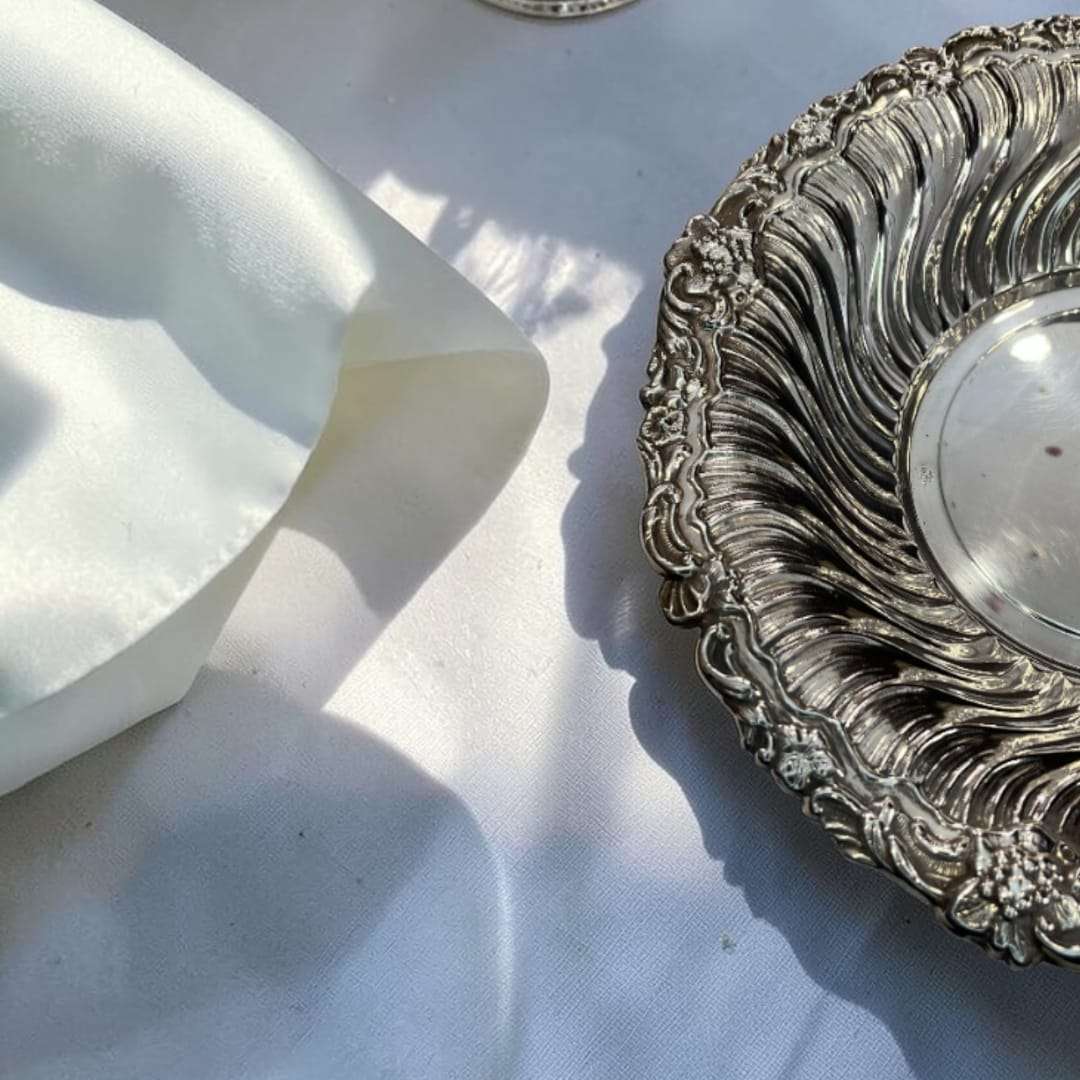 Plato hondo de metal plateado con relieve - Cositas Antiguas – La Guadaña, Anticuarios Online en Jerez , vender antigüedades, muebles antiguos
