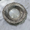 Plato hondo de metal plateado con relieve - Cositas Antiguas – La Guadaña, Anticuarios Online en Jerez , vender antigüedades, muebles antiguos