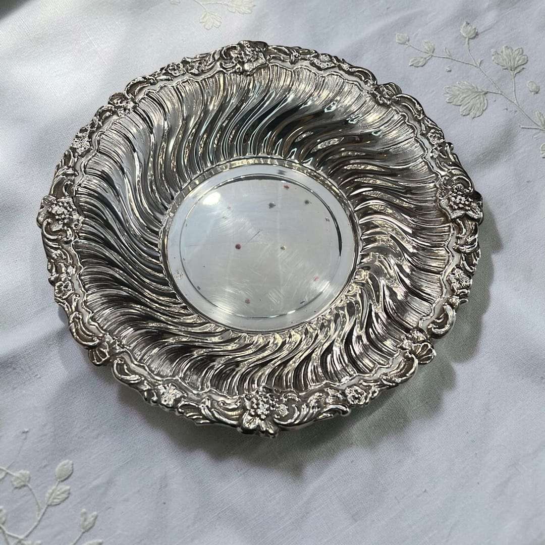 Plato hondo de metal plateado con relieve - Cositas Antiguas – La Guadaña, Anticuarios Online en Jerez , vender antigüedades, muebles antiguos