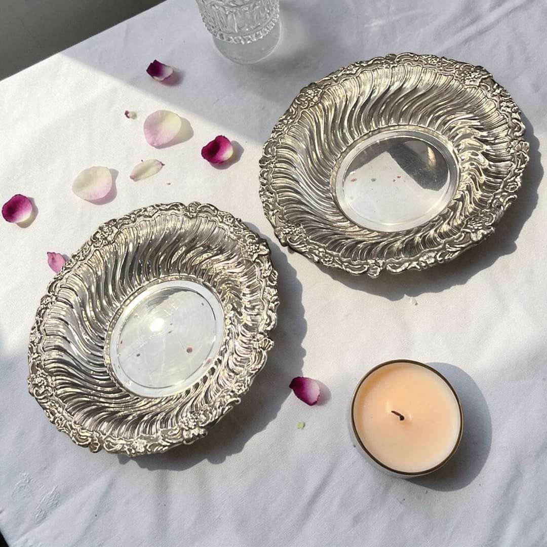 Plato hondo de metal plateado con relieve - Cositas Antiguas – La Guadaña, Anticuarios Online en Jerez , vender antigüedades, muebles antiguos