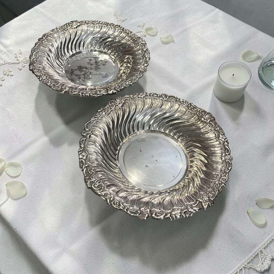 Plato hondo de metal plateado con relieve - Cositas Antiguas – La Guadaña, Anticuarios Online en Jerez , vender antigüedades, muebles antiguos