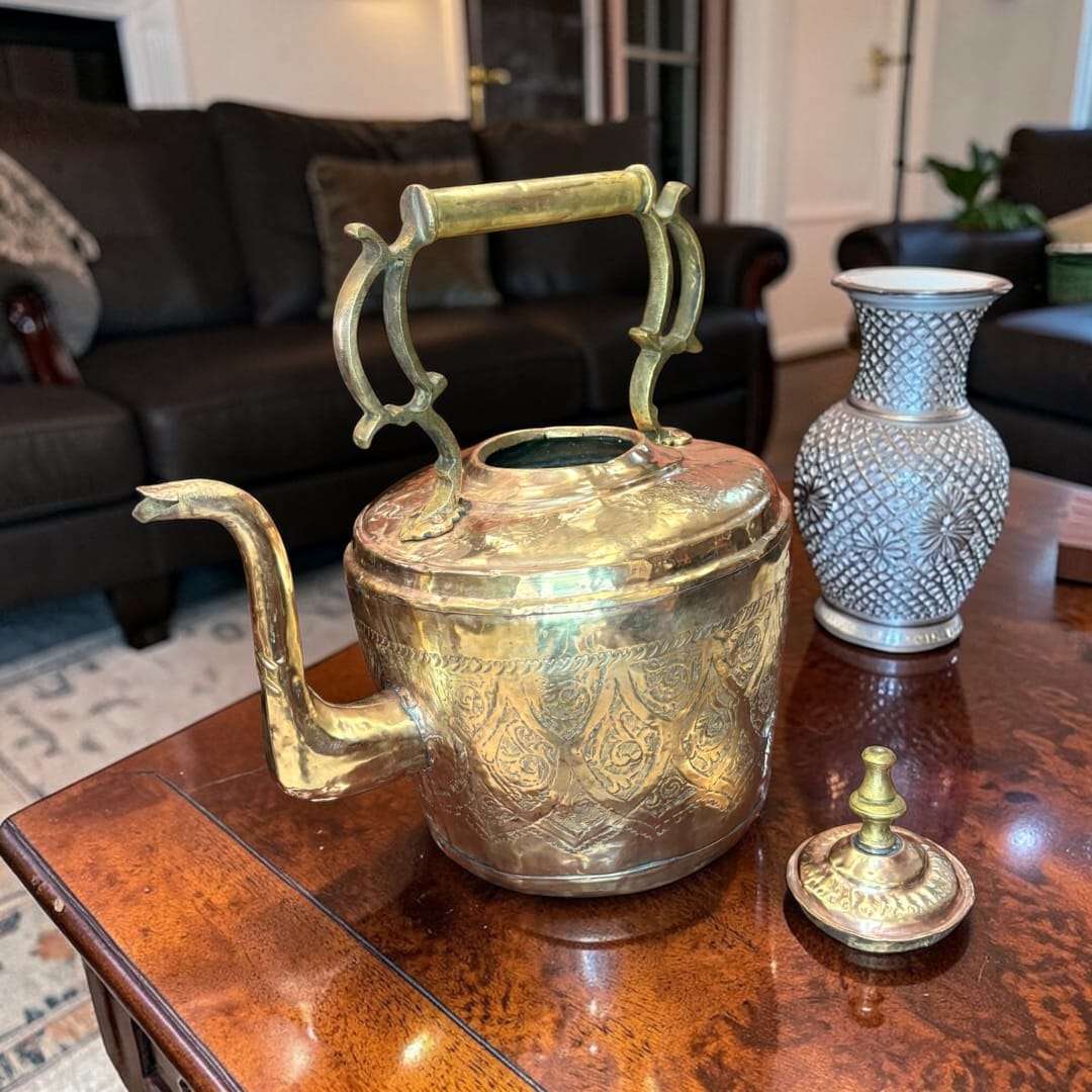 Tetera antigua de metal repujado y asa de latón - Cositas Antiguas – La Guadaña, Anticuarios Online en Jerez , vender antigüedades, muebles antiguos