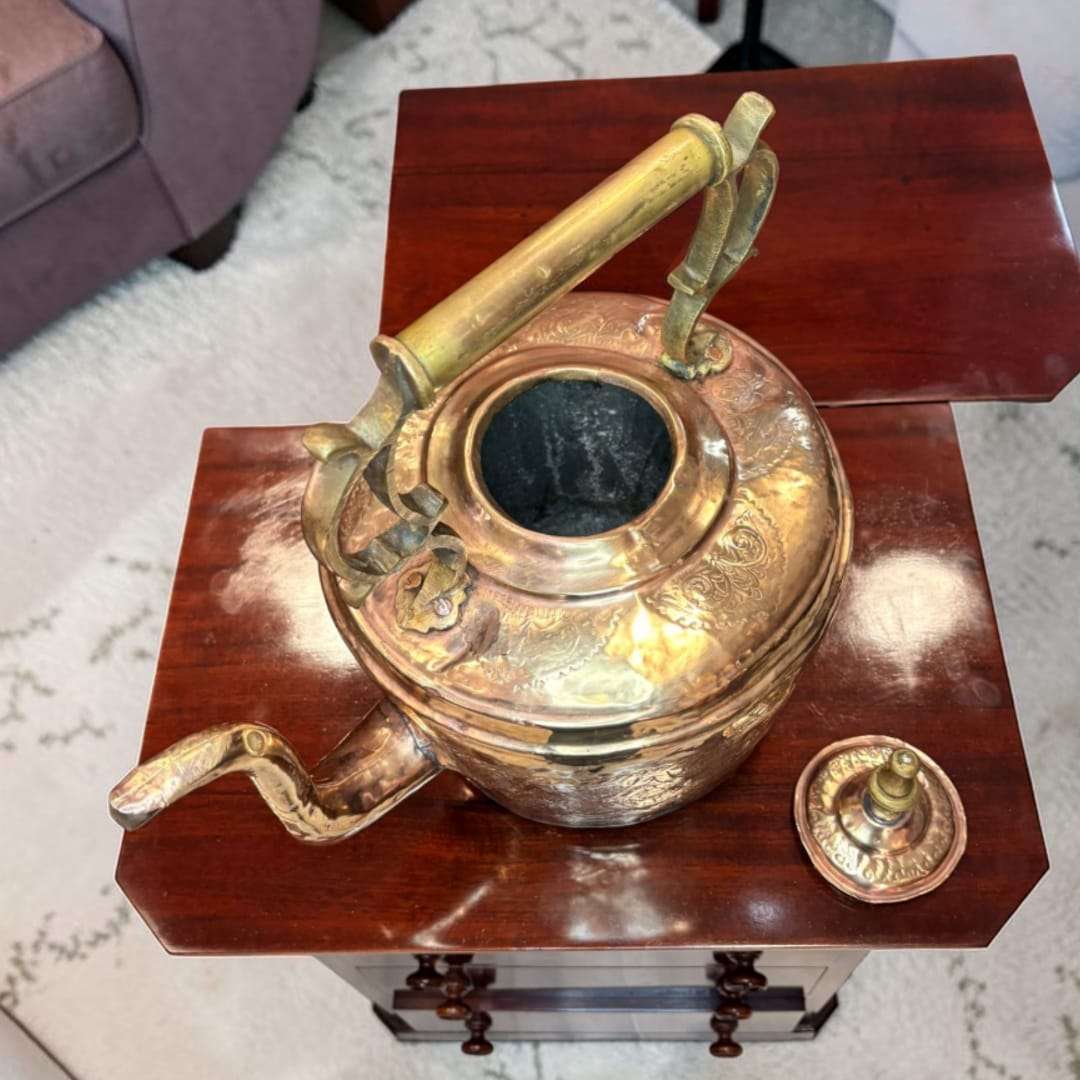 Tetera antigua de metal repujado y asa de latón - Cositas Antiguas – La Guadaña, Anticuarios Online en Jerez , vender antigüedades, muebles antiguos