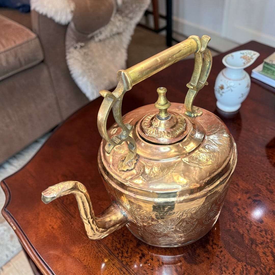 Tetera antigua de metal repujado y asa de latón - Cositas Antiguas – La Guadaña, Anticuarios Online en Jerez , vender antigüedades, muebles antiguos