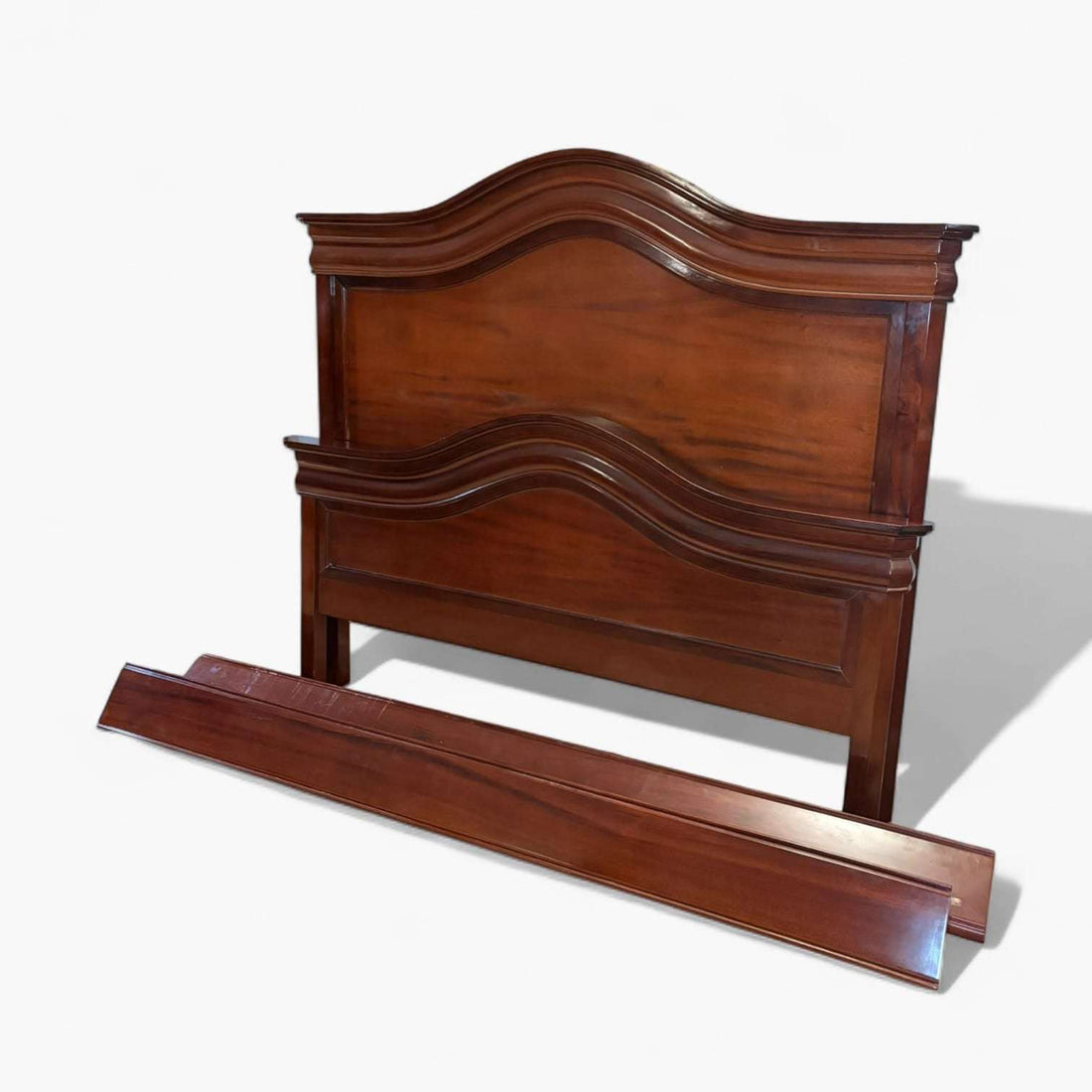 Cama antigua de caoba con diseño ondulado y gran estilo - Cositas Antiguas – La Guadaña, Anticuarios Online en Jerez , vender antigüedades, muebles antiguos