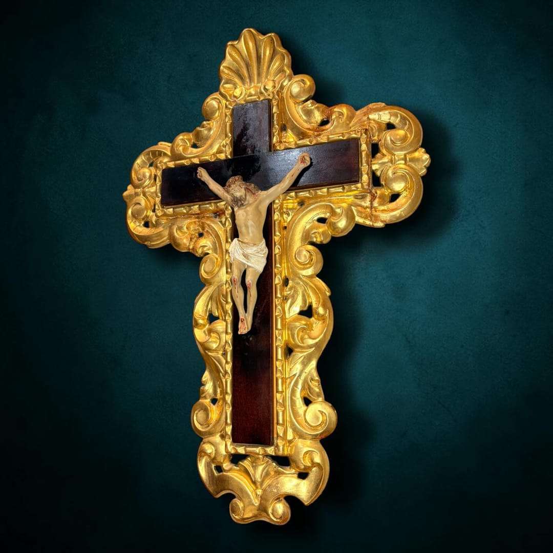 Crucifijo de Olot con marco dorado y cruz de caoba - Cositas Antiguas – La Guadaña, Anticuarios Online en Jerez , vender antigüedades, muebles antiguos