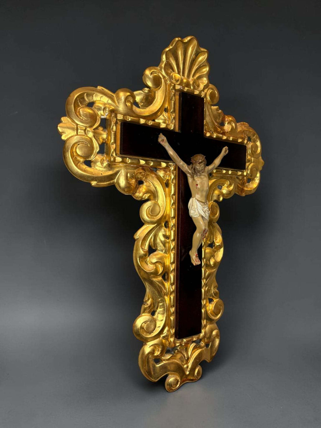 Crucifijo de Olot con marco dorado y cruz de caoba - Cositas Antiguas – La Guadaña, Anticuarios Online en Jerez , vender antigüedades, muebles antiguos