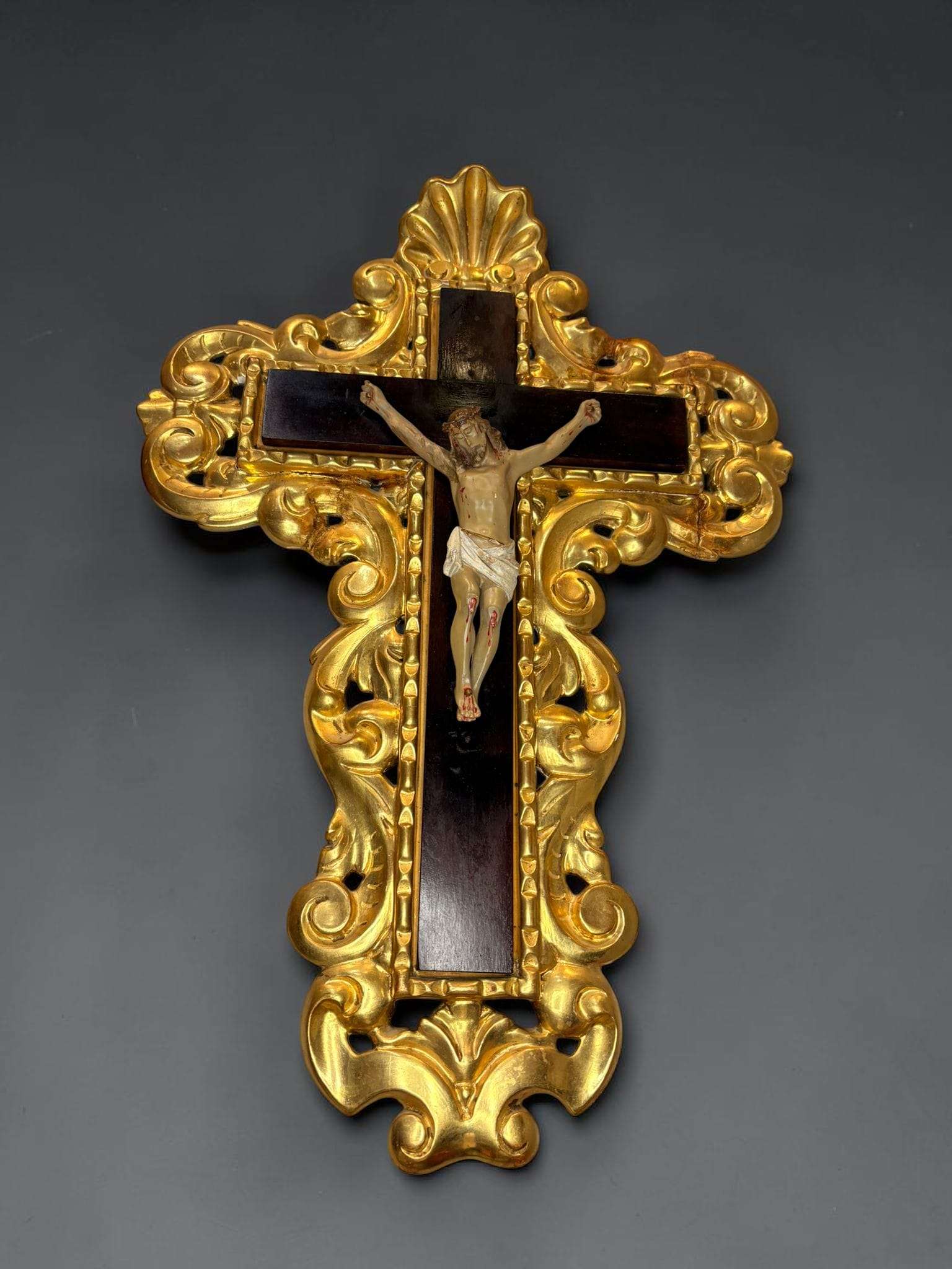 Crucifijo de Olot con marco dorado y cruz de caoba - Cositas Antiguas – La Guadaña, Anticuarios Online en Jerez , vender antigüedades, muebles antiguos