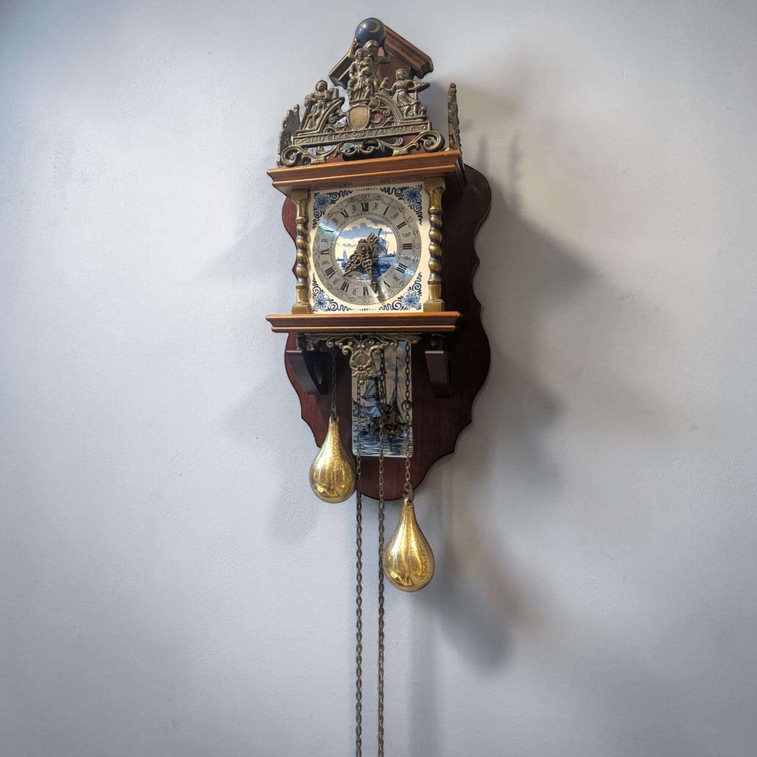Reloj antiguo de madera y metal decorativo de pared - Cositas Antiguas – La Guadaña, Anticuarios Online en Jerez , vender antigüedades, muebles antiguos