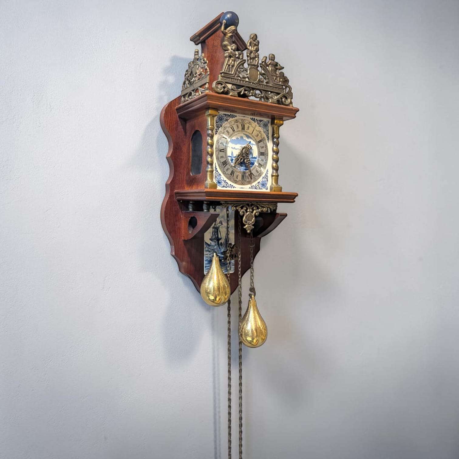 Reloj antiguo de madera y metal decorativo de pared - Cositas Antiguas – La Guadaña, Anticuarios Online en Jerez , vender antigüedades, muebles antiguos