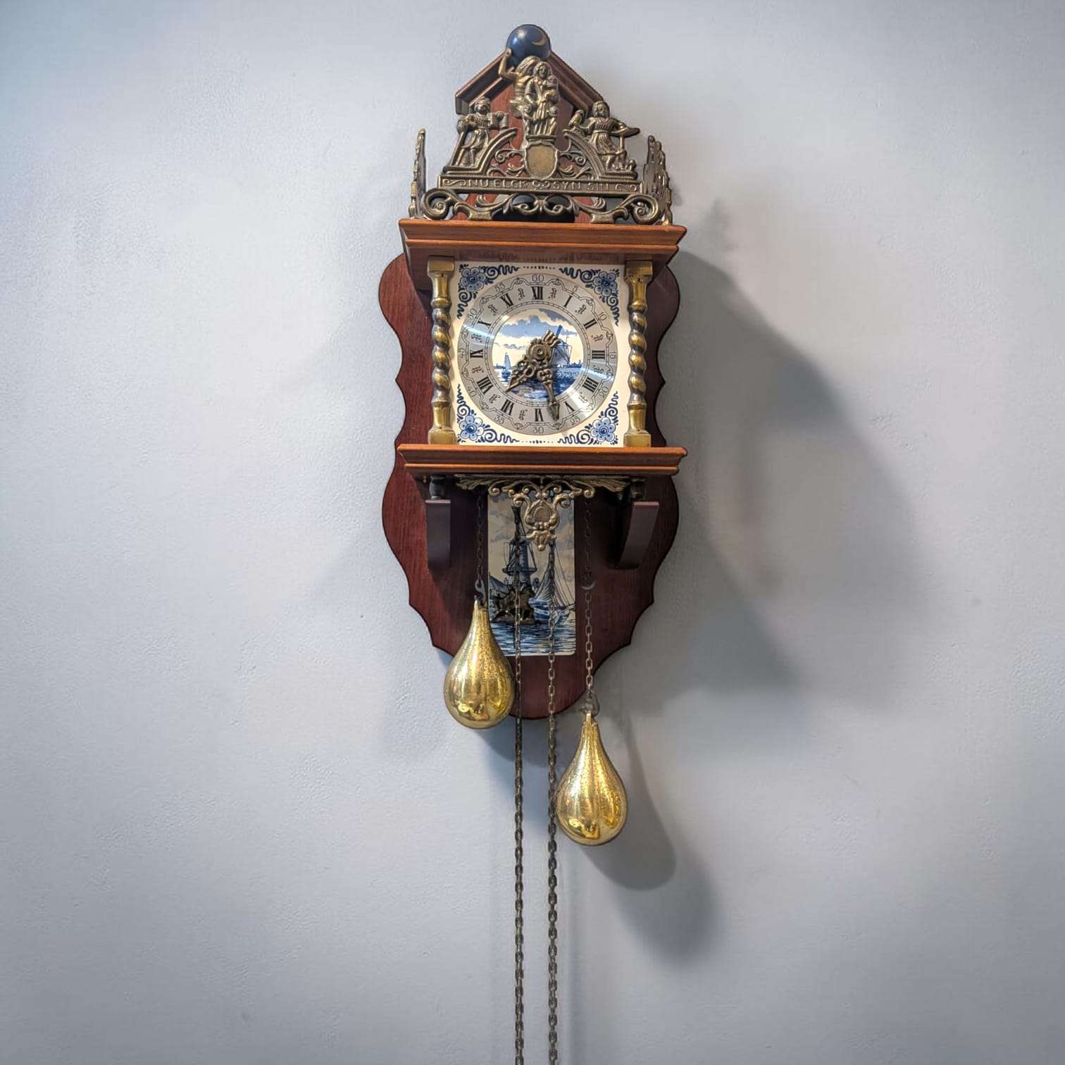 Reloj antiguo de madera y metal decorativo de pared - Cositas Antiguas – La Guadaña, Anticuarios Online en Jerez , vender antigüedades, muebles antiguos