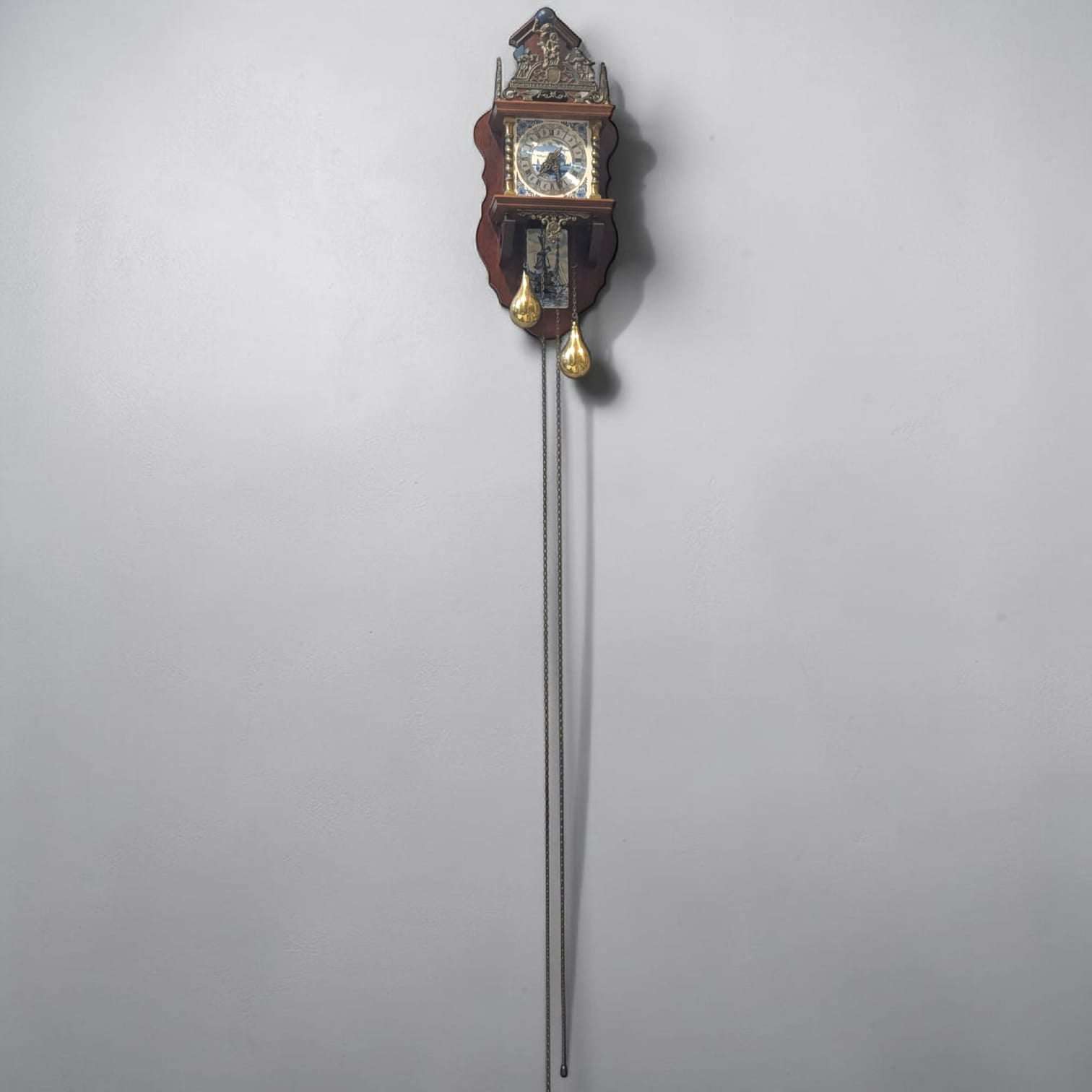 Reloj antiguo de madera y metal decorativo de pared - Cositas Antiguas – La Guadaña, Anticuarios Online en Jerez , vender antigüedades, muebles antiguos