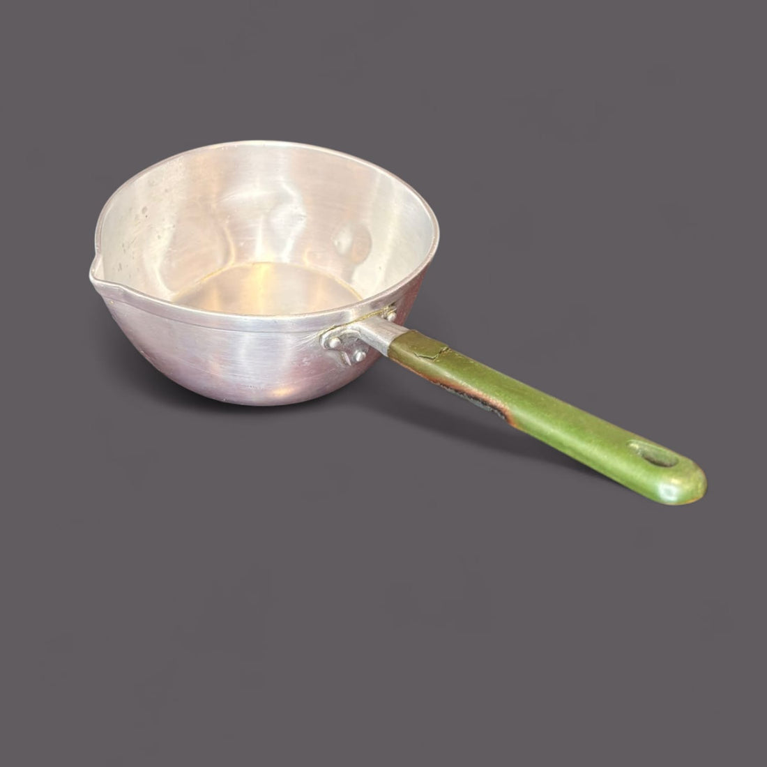 Cazo antiguo de aluminio con mango verde vintage - Cositas Antiguas – La Guadaña, Anticuarios Online en Jerez , vender antigüedades, muebles antiguos