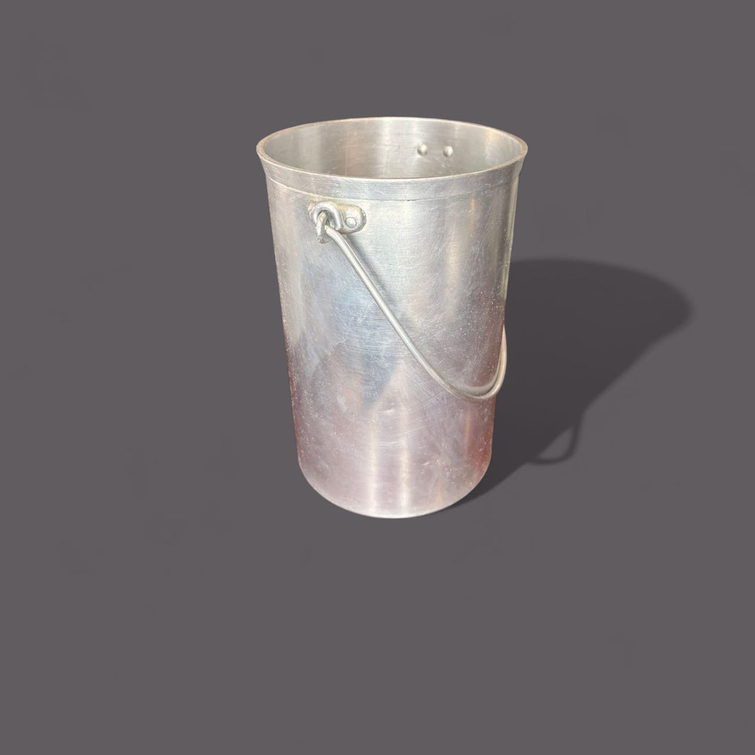 Lechera antigua cilíndrica de aluminio decorativa - Cositas Antiguas – La Guadaña, Anticuarios Online en Jerez , vender antigüedades, muebles antiguos