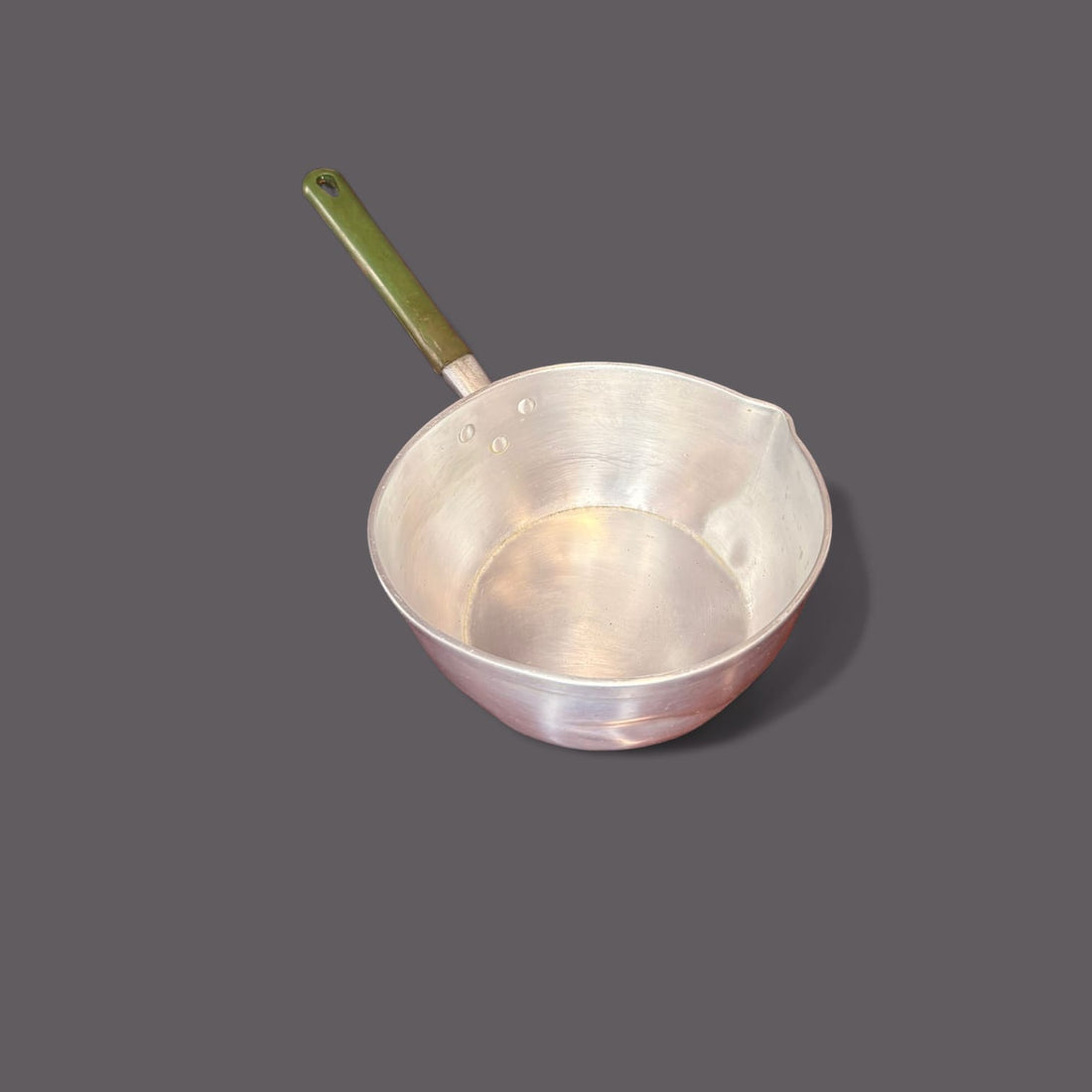 Cazo antiguo de aluminio con mango verde vintage - Cositas Antiguas – La Guadaña, Anticuarios Online en Jerez , vender antigüedades, muebles antiguos