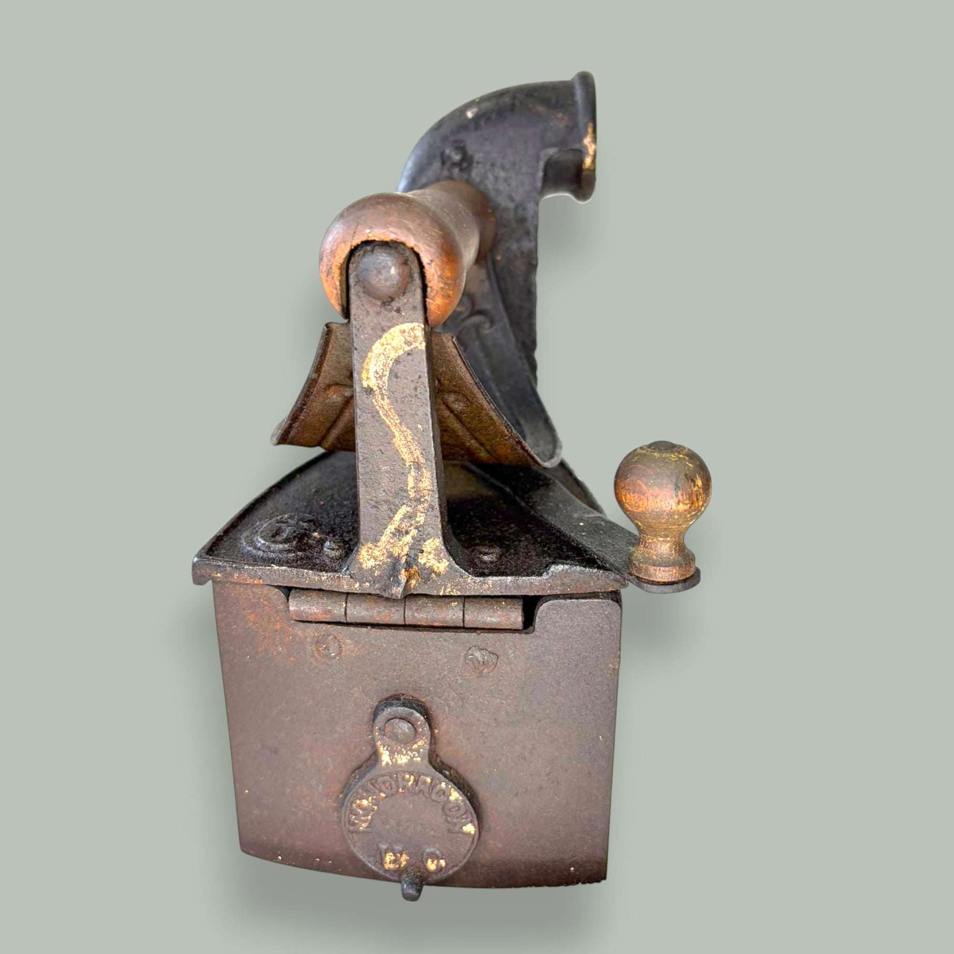 Plancha de carbón antigua de forja con mango de madera original - Cositas Antiguas – La Guadaña, Anticuarios Online en Jerez , vender antigüedades, muebles antiguos