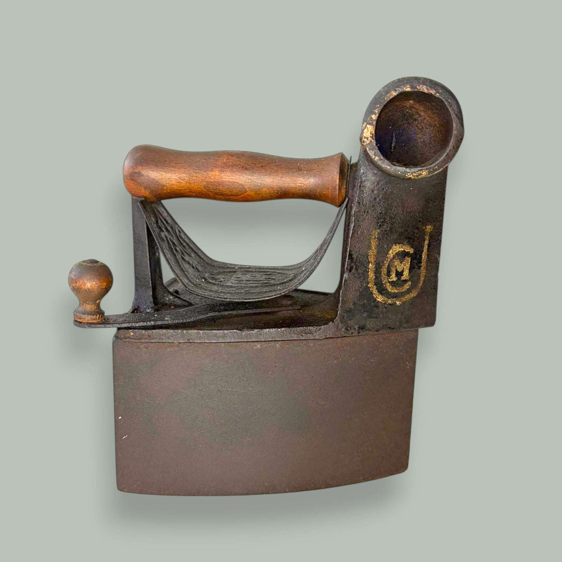 Plancha de carbón antigua de forja con mango de madera original - Cositas Antiguas – La Guadaña, Anticuarios Online en Jerez , vender antigüedades, muebles antiguos