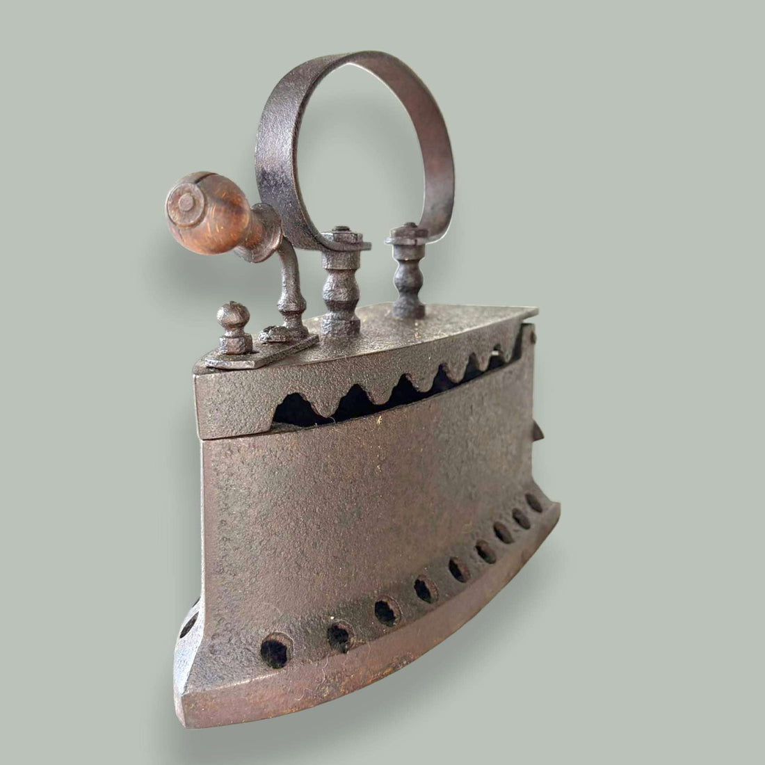 Plancha de carbón antigua de hierro con mango madera - Cositas Antiguas – La Guadaña, Anticuarios Online en Jerez , vender antigüedades, muebles antiguos