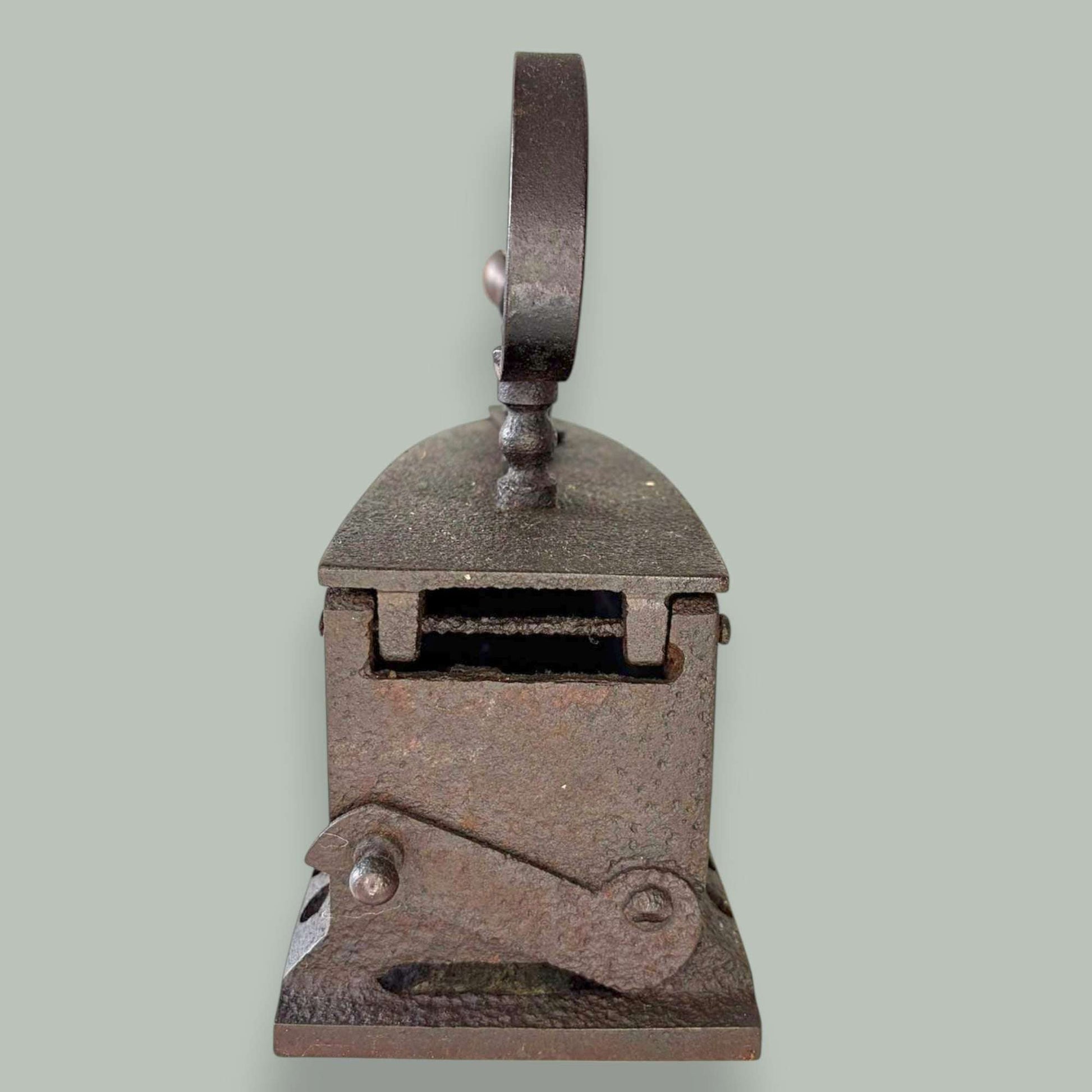 Plancha de carbón antigua de hierro con mango madera - Cositas Antiguas – La Guadaña, Anticuarios Online en Jerez , vender antigüedades, muebles antiguos