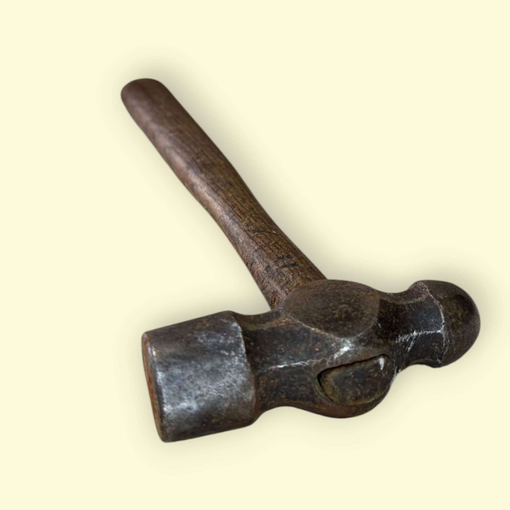 Martillo de bola antiguo restaurado de herrero clásico - Cositas Antiguas – La Guadaña, Anticuarios Online en Jerez , vender antigüedades, muebles antiguos