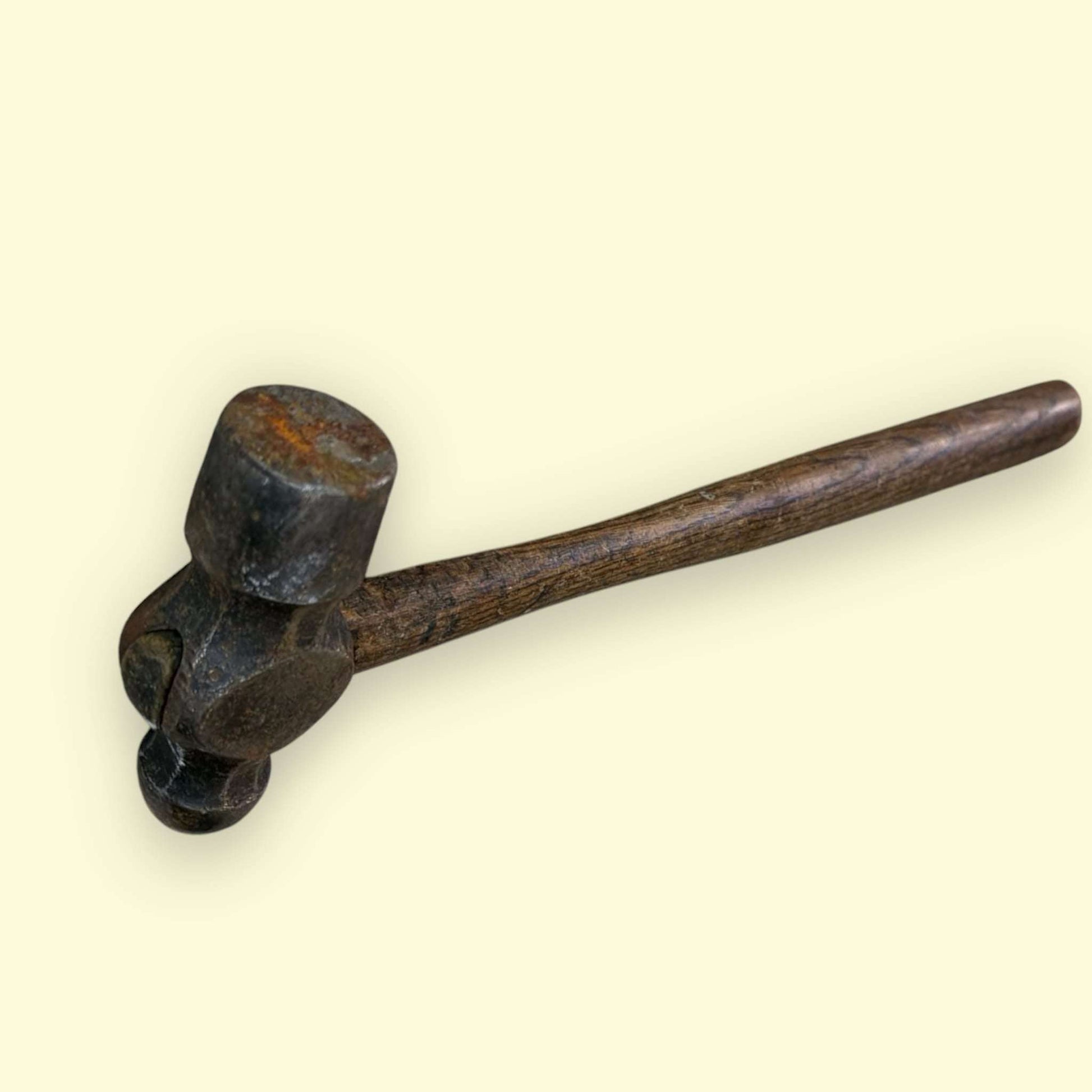 Martillo de bola antiguo restaurado de herrero clásico - Cositas Antiguas – La Guadaña, Anticuarios Online en Jerez , vender antigüedades, muebles antiguos