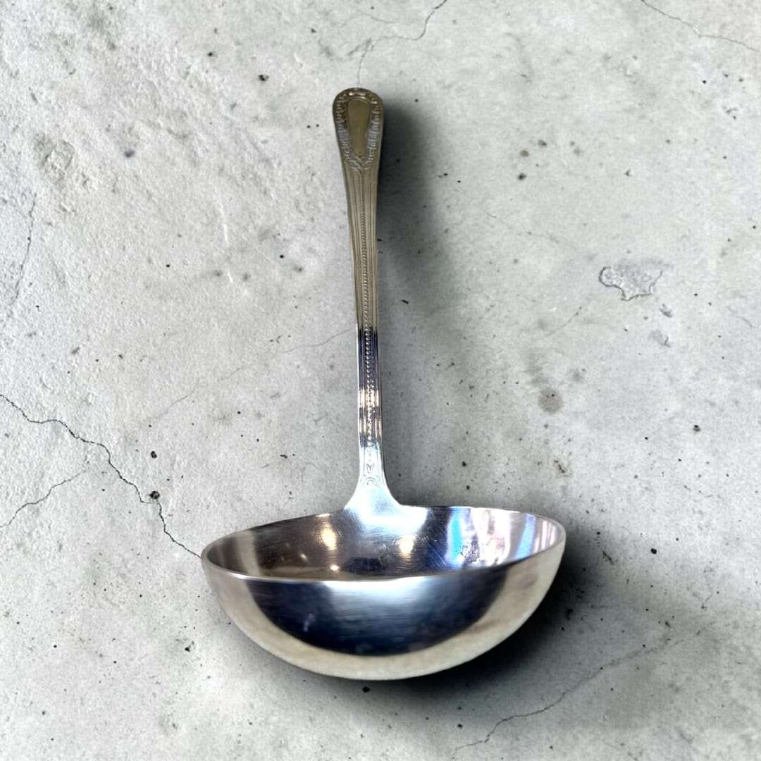 Cazo antiguo de metal plateado elegante para servir - Cositas Antiguas – La Guadaña, Anticuarios Online en Jerez , vender antigüedades, muebles antiguos