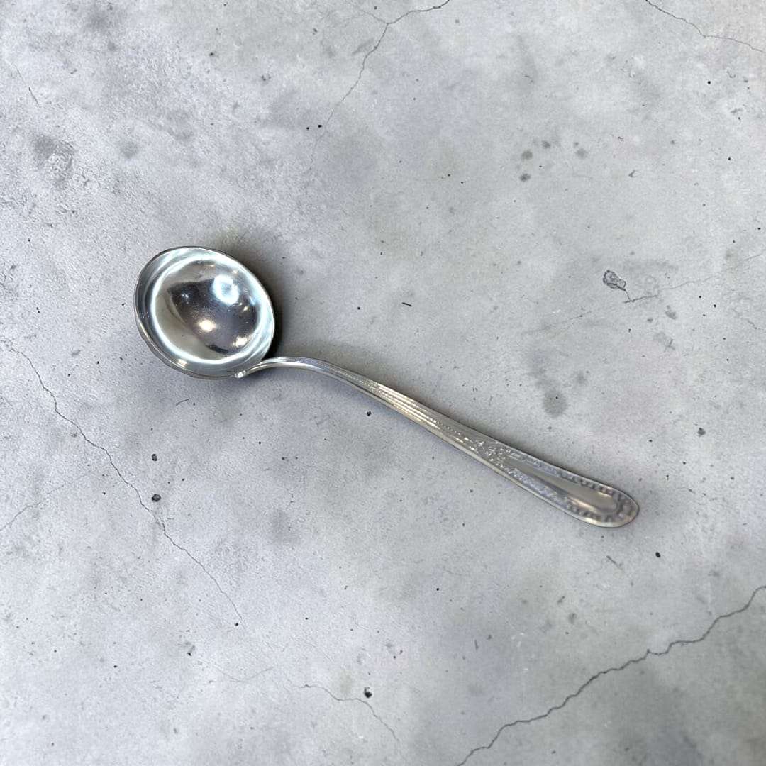 Cazo antiguo de metal plateado elegante para servir - Cositas Antiguas – La Guadaña, Anticuarios Online en Jerez , vender antigüedades, muebles antiguos
