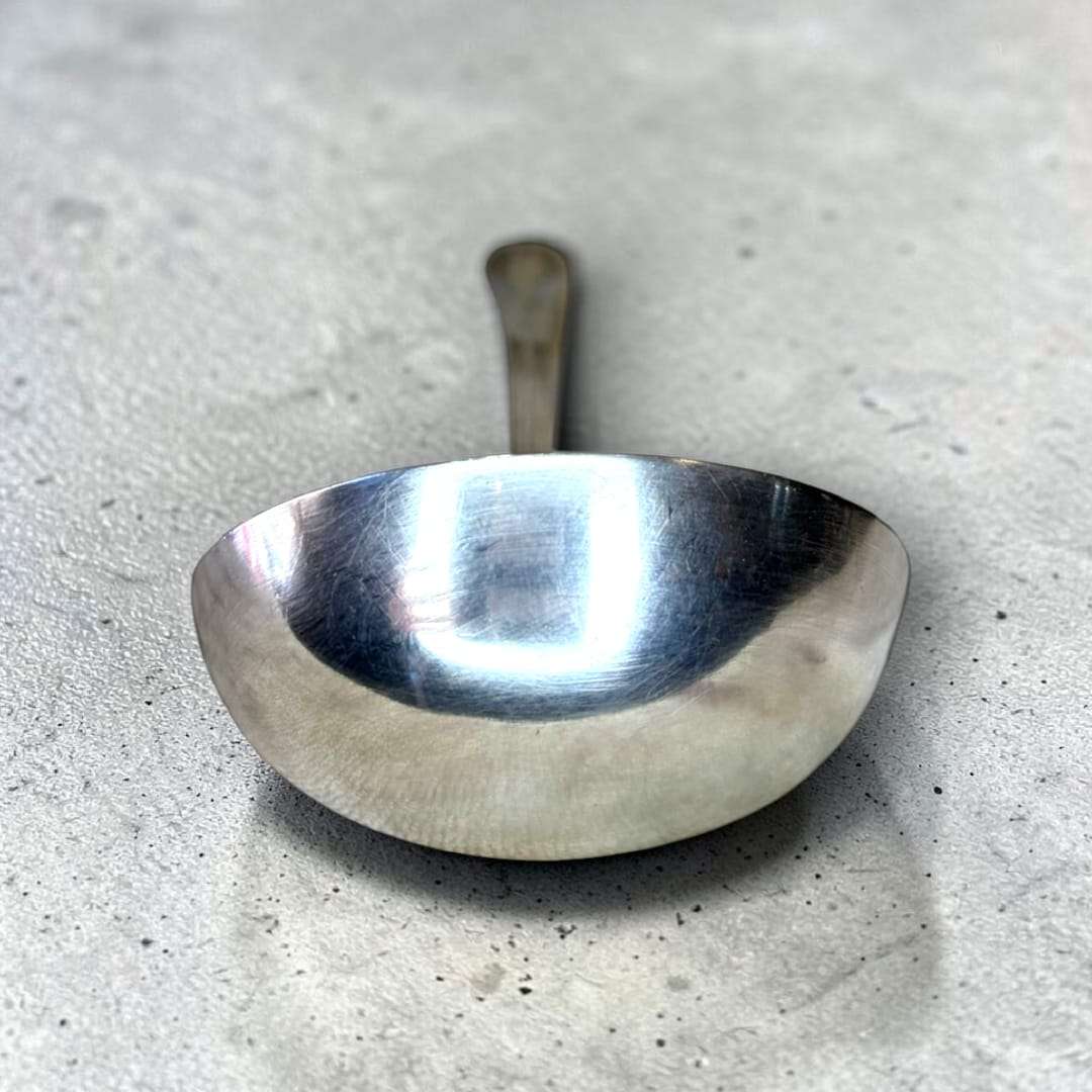 Cazo antiguo de metal plateado elegante para servir - Cositas Antiguas – La Guadaña, Anticuarios Online en Jerez , vender antigüedades, muebles antiguos