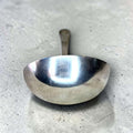 Cazo antiguo de metal plateado elegante para servir - Cositas Antiguas – La Guadaña, Anticuarios Online en Jerez , vender antigüedades, muebles antiguos