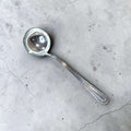 Cazo antiguo de metal plateado elegante para servir - Cositas Antiguas – La Guadaña, Anticuarios Online en Jerez , vender antigüedades, muebles antiguos
