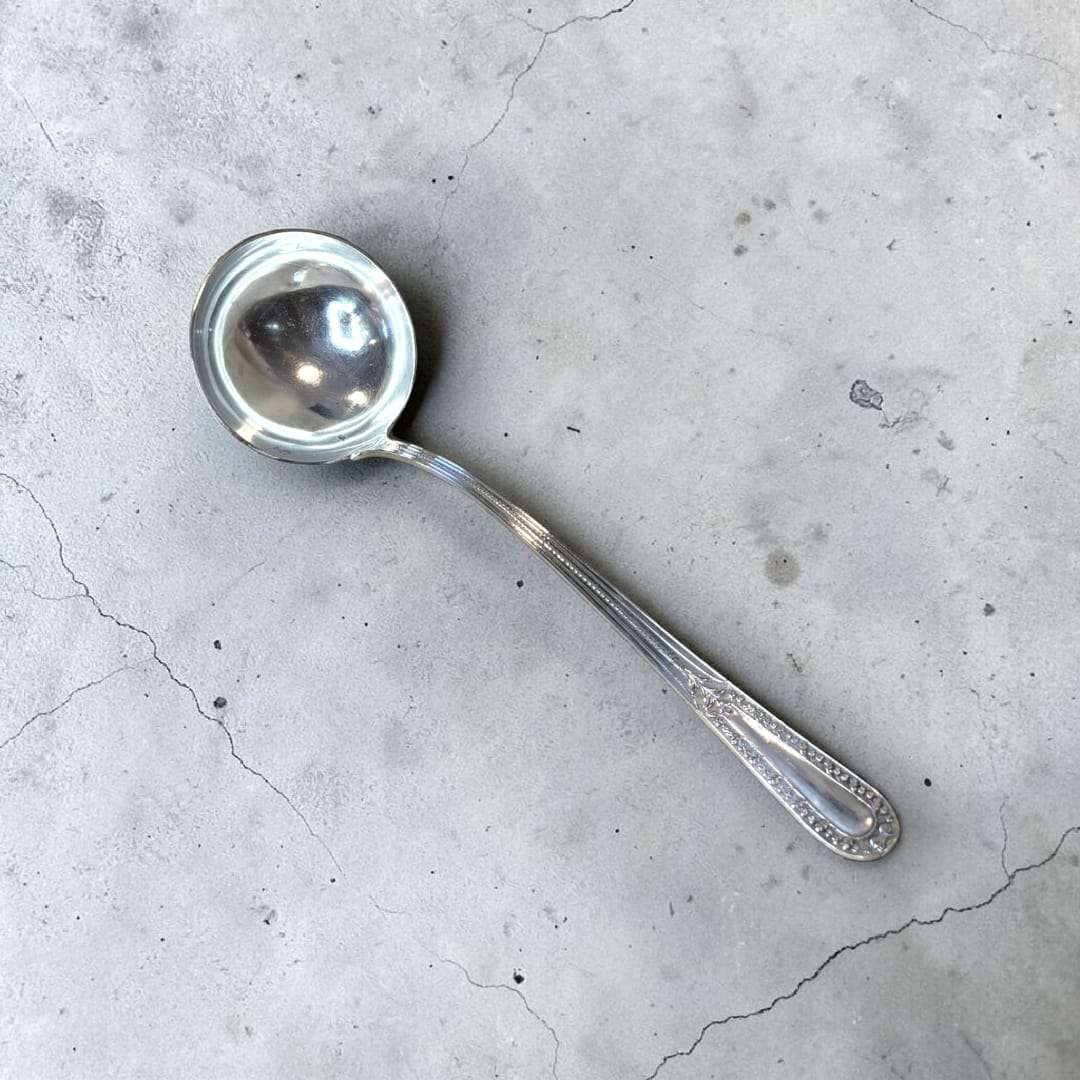 Cazo antiguo de metal plateado elegante para servir - Cositas Antiguas – La Guadaña, Anticuarios Online en Jerez , vender antigüedades, muebles antiguos