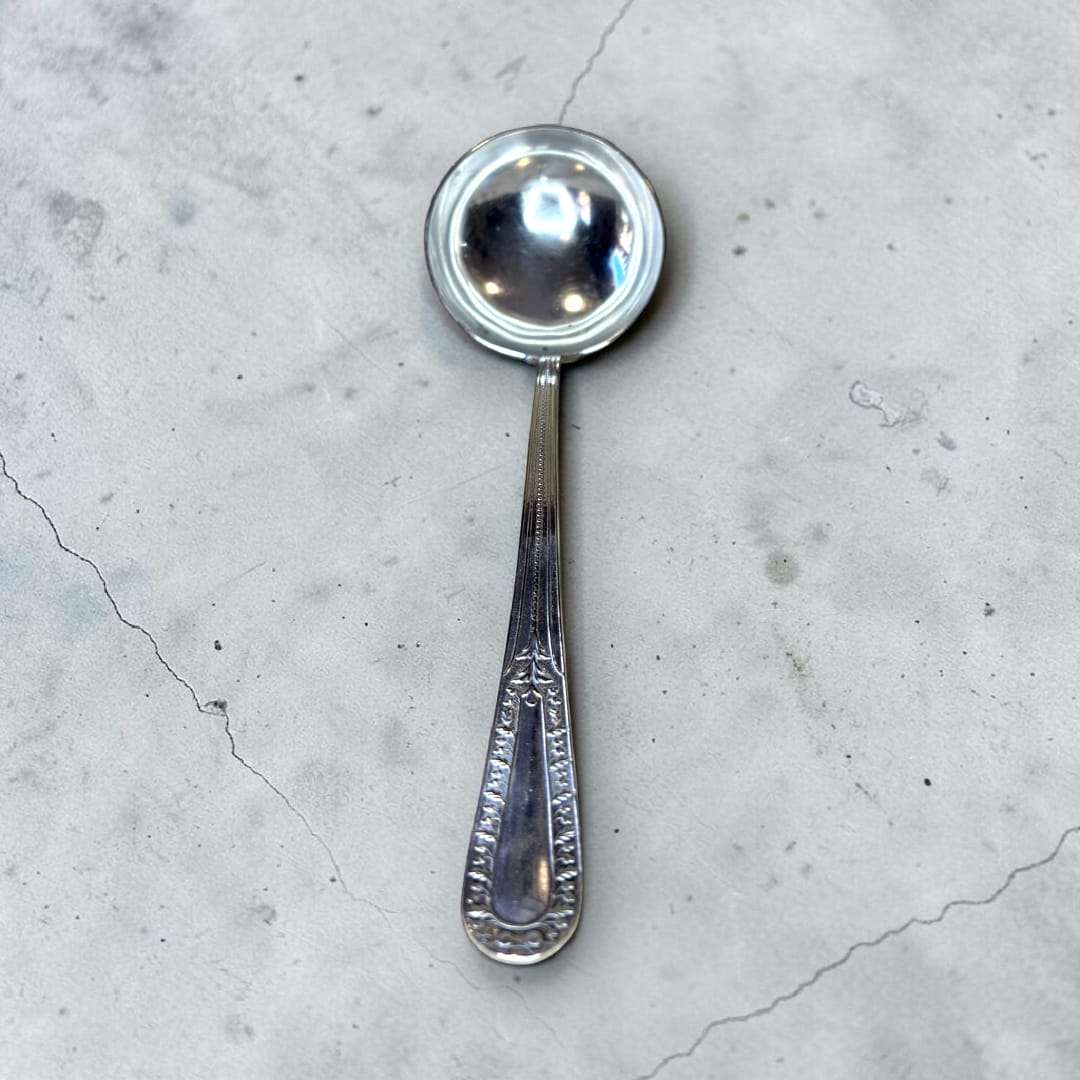 Cazo antiguo de metal plateado elegante para servir - Cositas Antiguas – La Guadaña, Anticuarios Online en Jerez , vender antigüedades, muebles antiguos