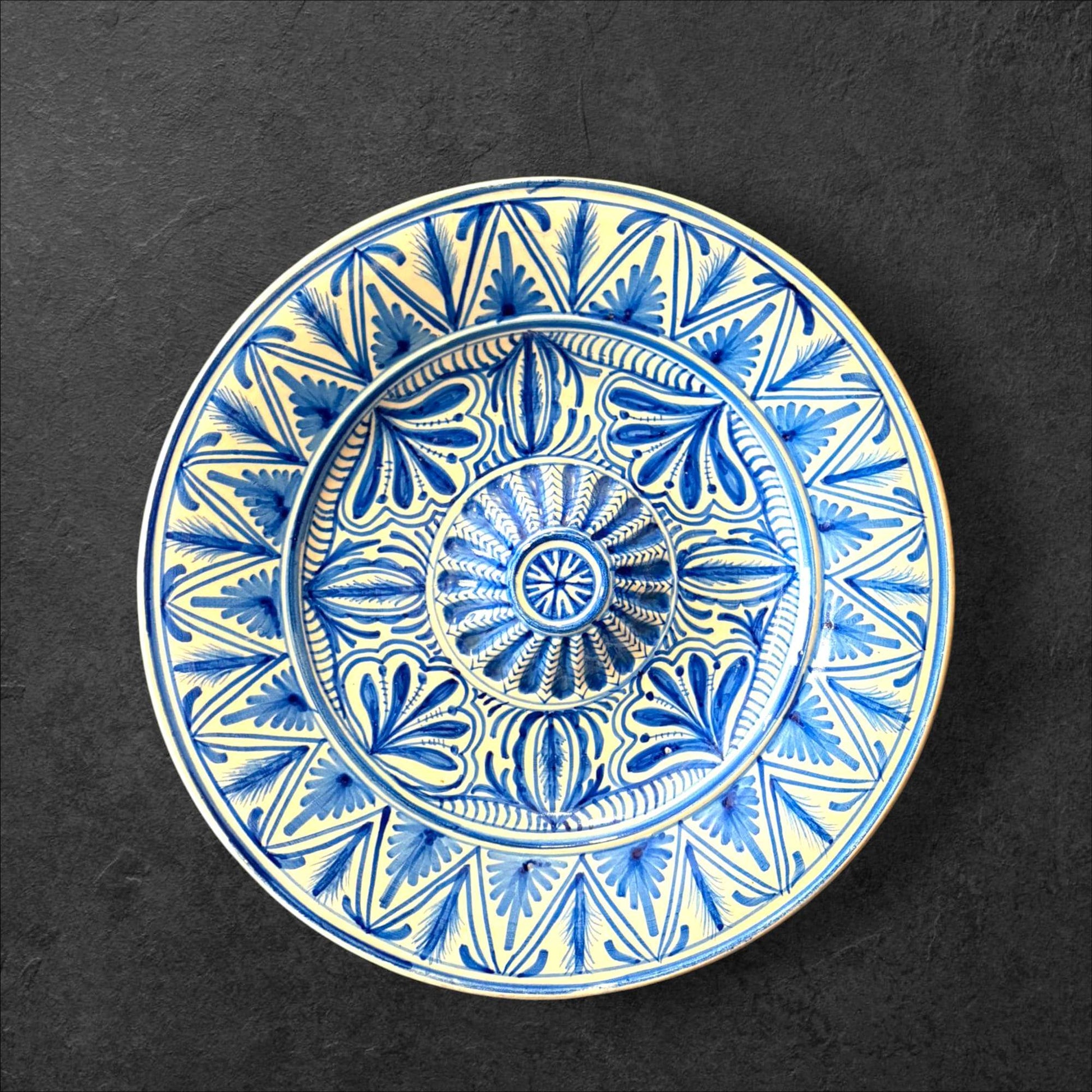 Platos decorativos de cerámica pintados a mano - Cositas Antiguas – La Guadaña, Anticuarios Online en Jerez , vender antigüedades, muebles antiguos