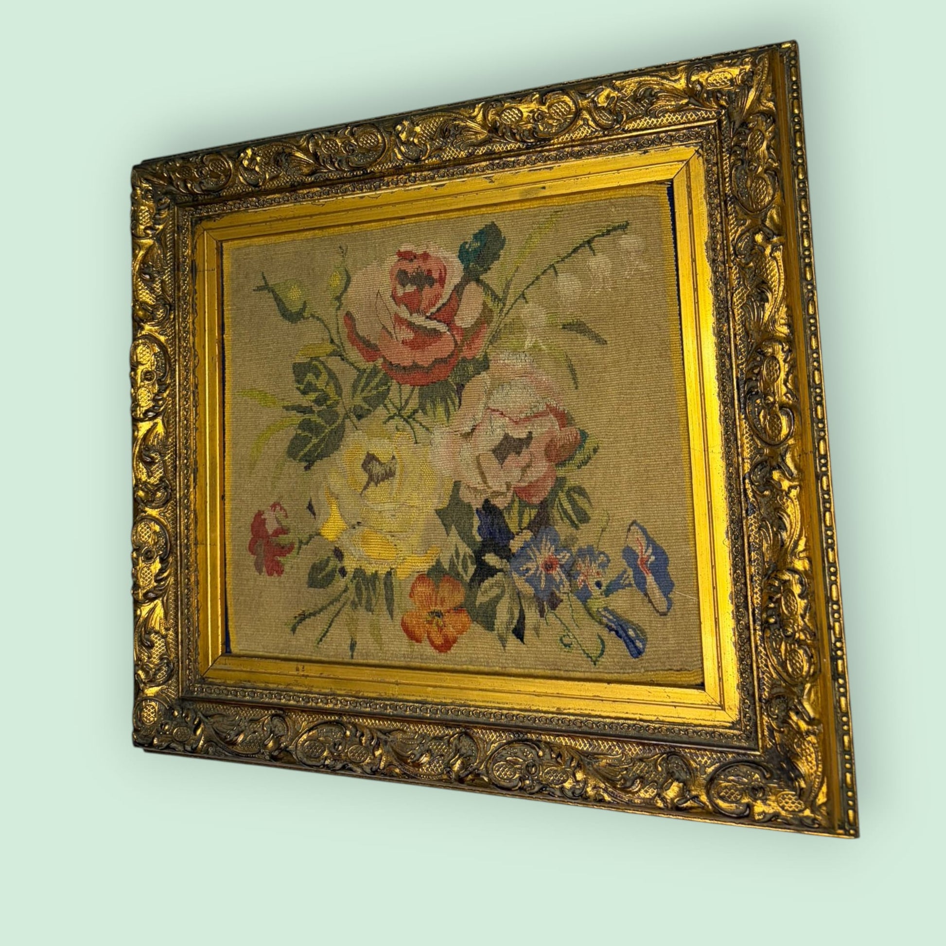 Cuadro óleo floral sobre textil con marco dorado - Cositas Antiguas – La Guadaña, Anticuarios Online en Jerez , vender antigüedades, muebles antiguos