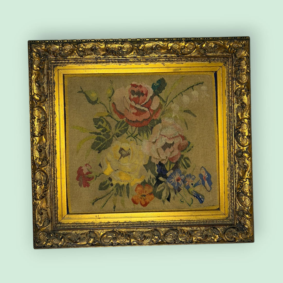Cuadro óleo floral sobre textil con marco dorado - Cositas Antiguas – La Guadaña, Anticuarios Online en Jerez , vender antigüedades, muebles antiguos