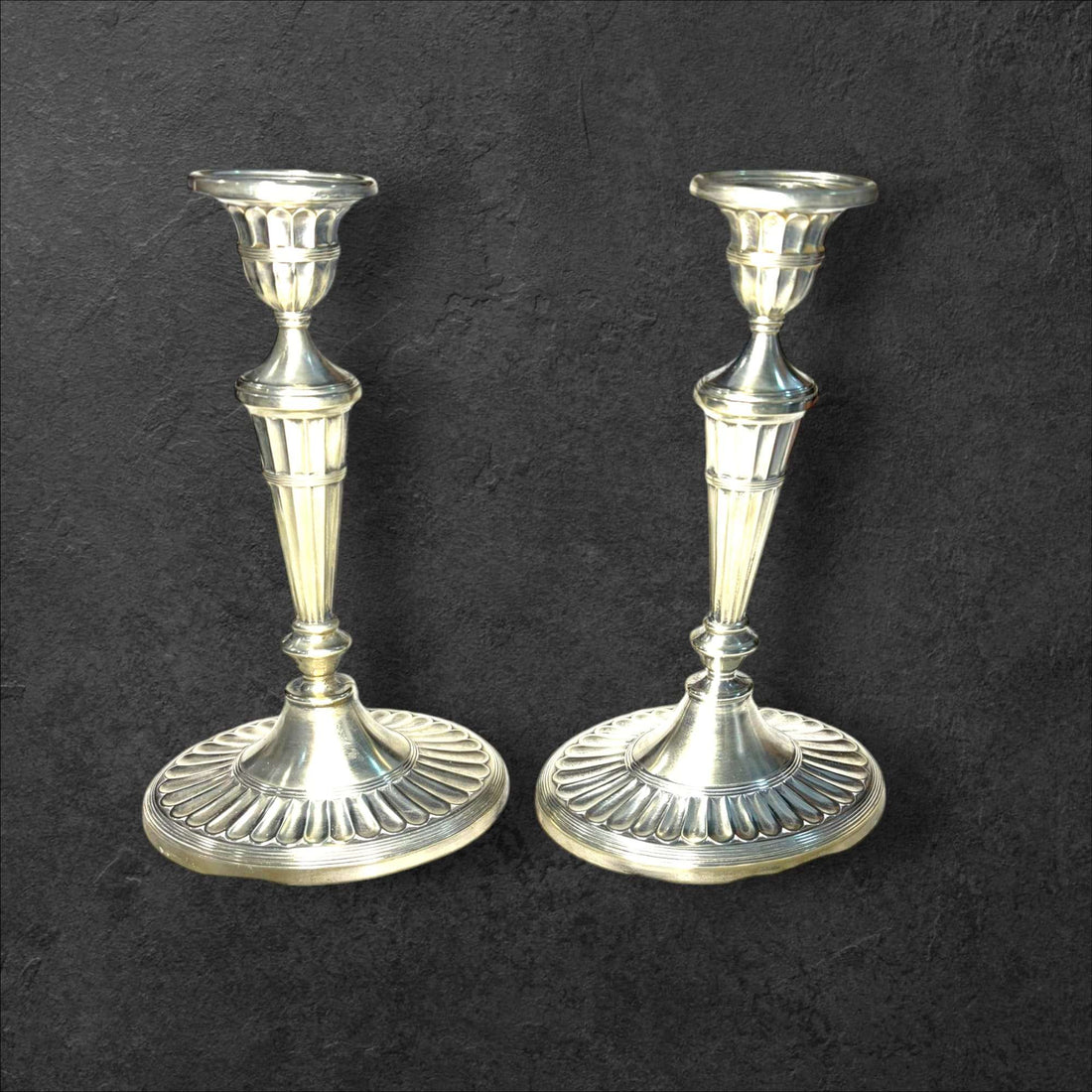 Candeleros de metal plateado antiguos decoración elegante - Cositas Antiguas – La Guadaña, Anticuarios Online en Jerez , vender antigüedades, muebles antiguos