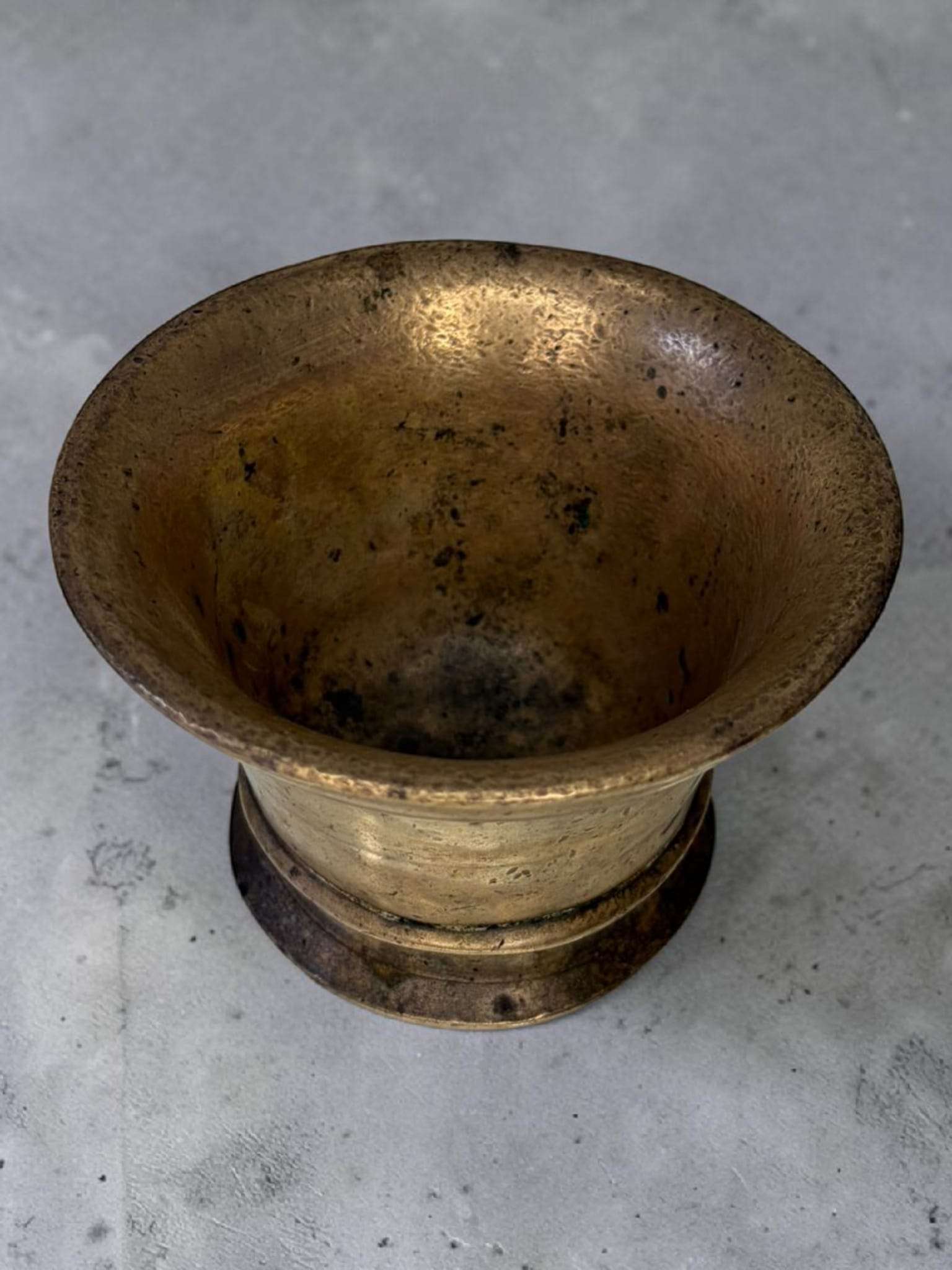 Mortero antiguo de bronce con maja original - Cositas Antiguas – La Guadaña, Anticuarios Online en Jerez , vender antigüedades, muebles antiguos