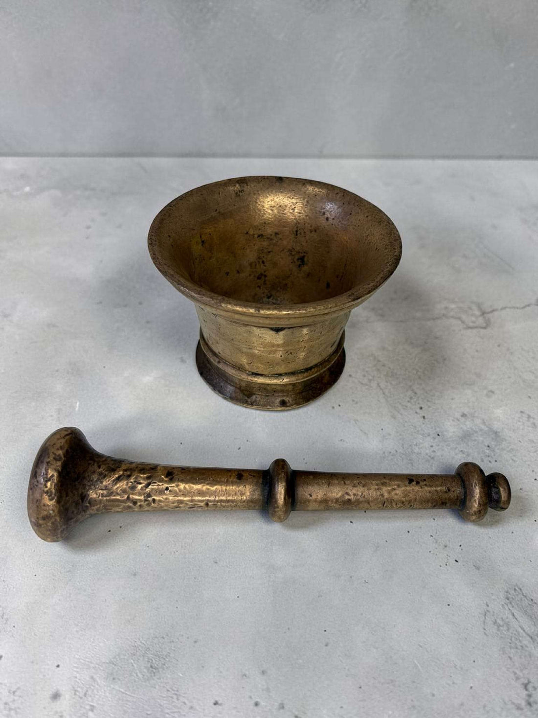 Mortero antiguo de bronce con maja original - Cositas Antiguas – La Guadaña, Anticuarios Online en Jerez , vender antigüedades, muebles antiguos